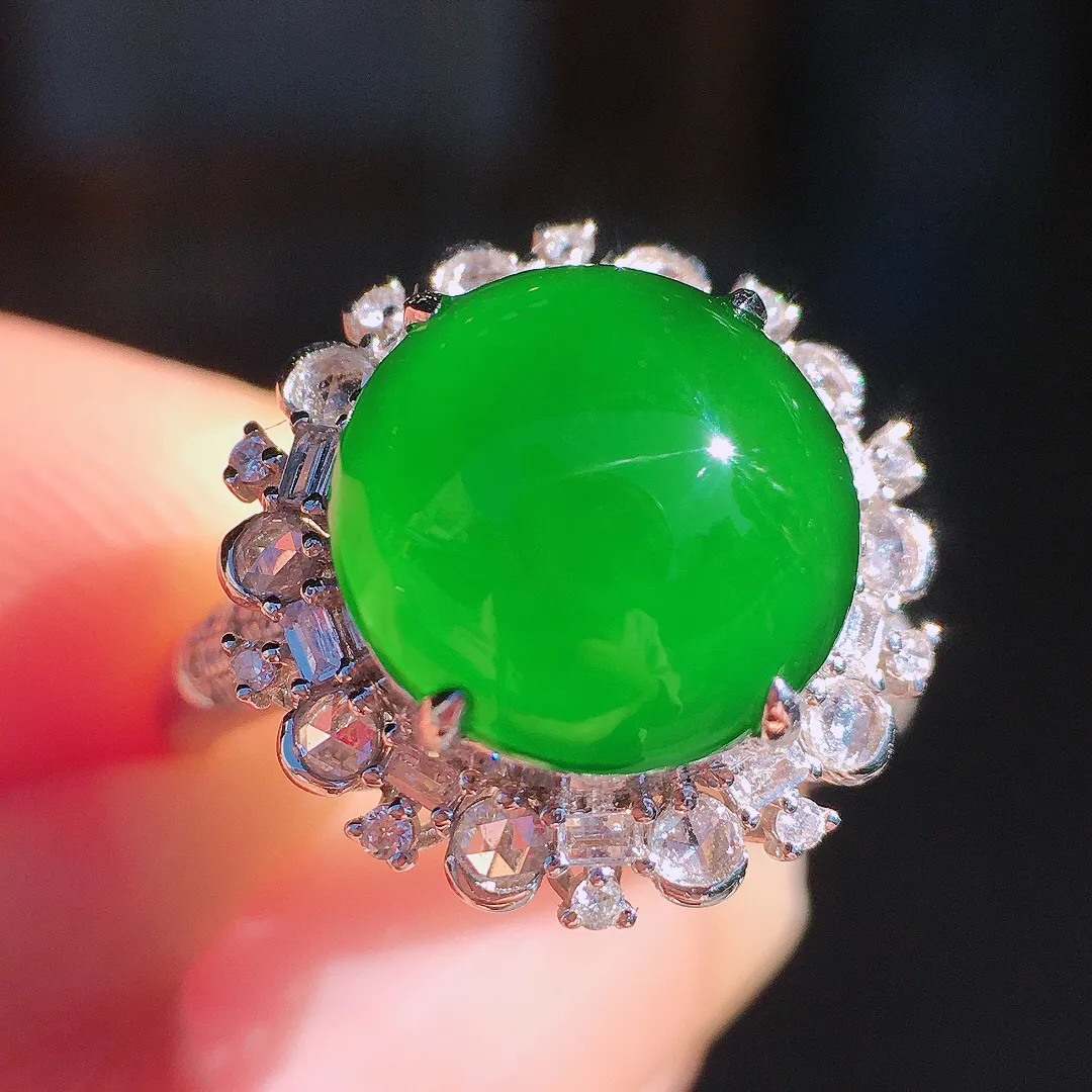 阳绿蛋面戒指，色泽均匀艳丽，玉质细腻，荧光感超
强，饱满圆润，尽显优雅气质，18k
金豪华镶嵌