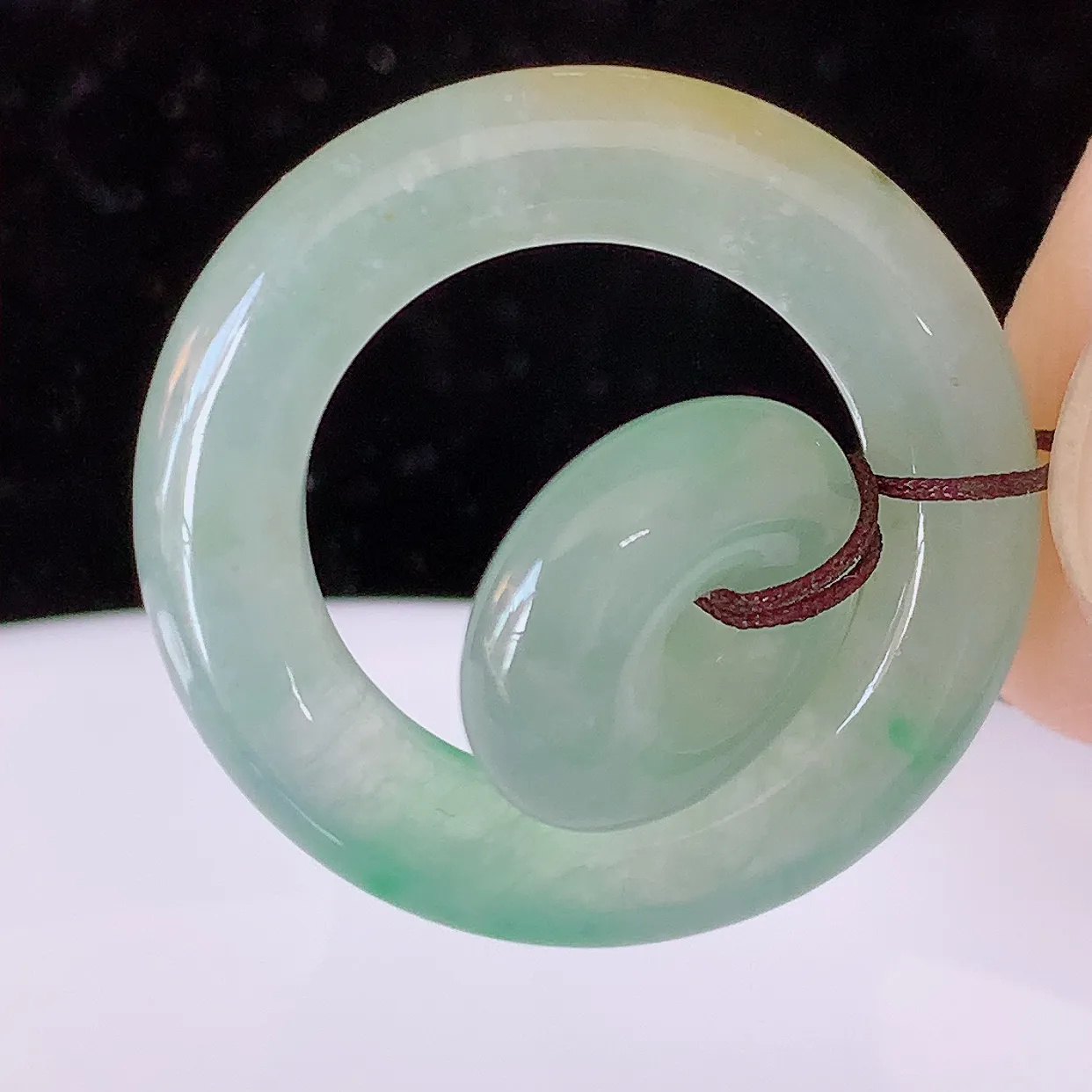 自然光实拍，冰种黄加绿翡翠平安母子扣吊坠，玉扣，平安是福；很美的料子，平安扣佩戴优雅迷人！#57.27