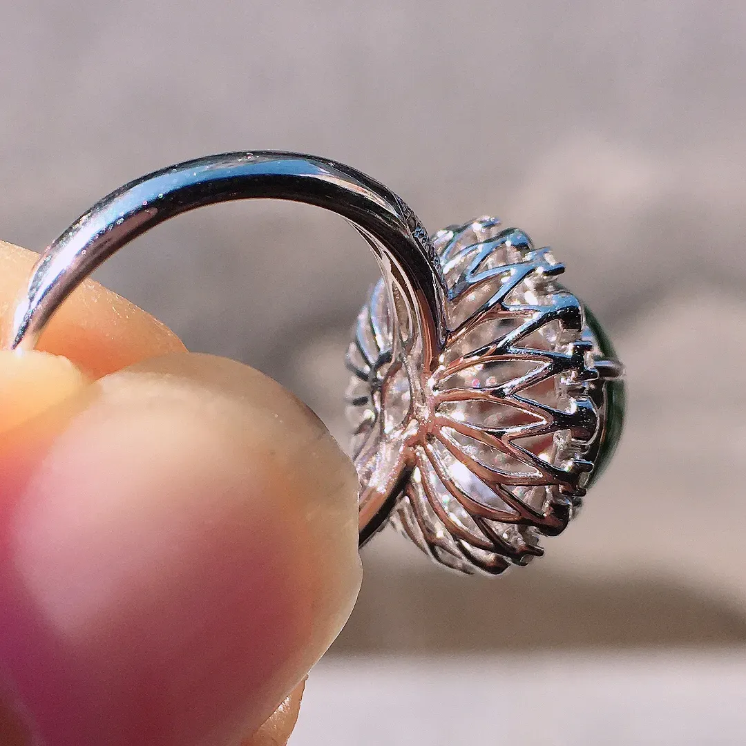 阳绿蛋面戒指，色泽均匀艳丽，玉质细腻，荧光感超
强，饱满圆润，尽显优雅气质，18k
金豪华镶嵌