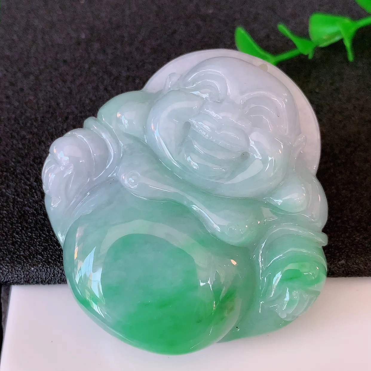 自然光实拍，大件厚装飘绿翡翠佛公吊坠，饱满， 佛公亦保平安，寓意有福（佛公）相伴，品相佳，配戴优雅迷人！#46.25