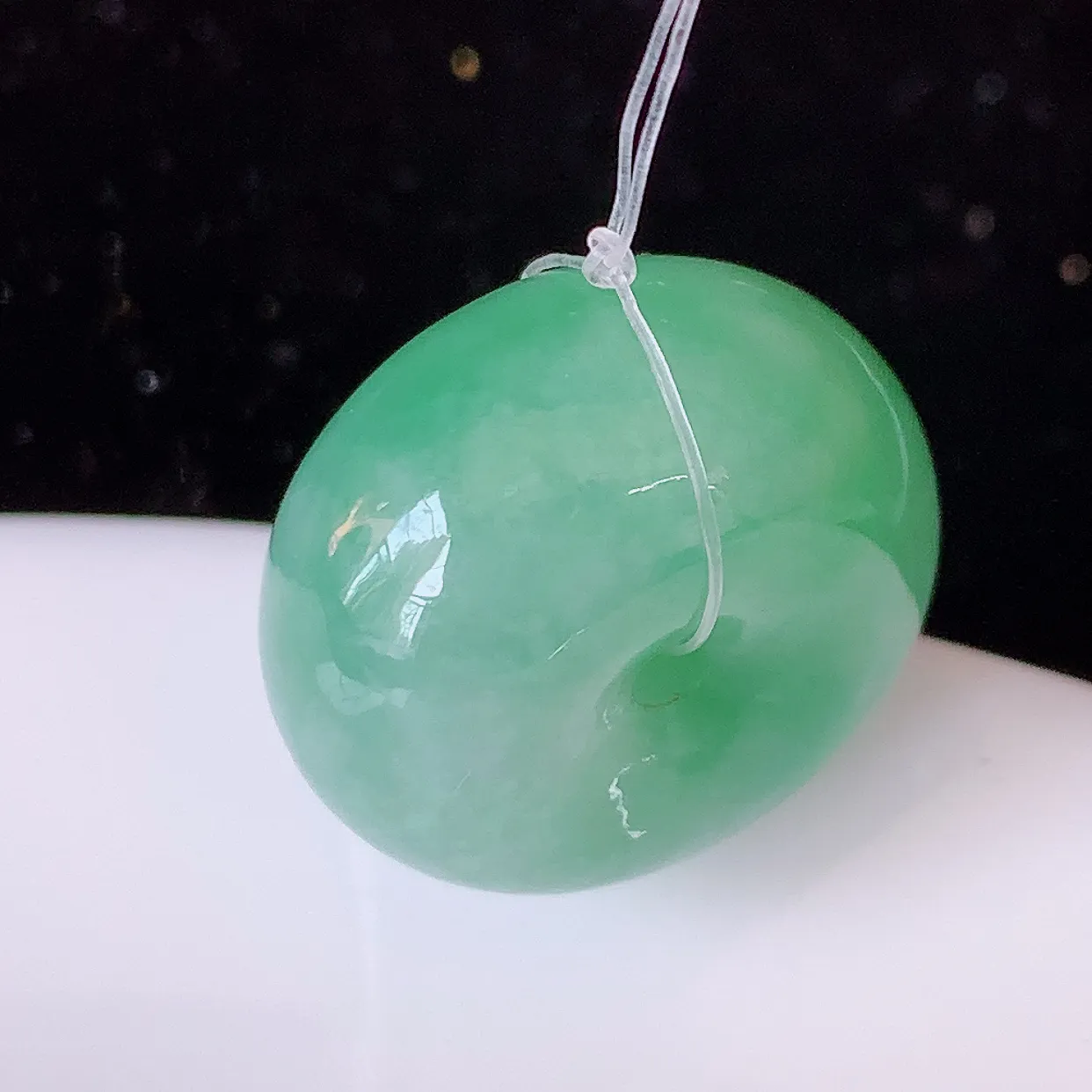 自然光实拍，冰润满绿翡翠路路通吊坠，寓意时来运转、财源滚滚，款式新颖时尚，日常百搭的款！配图银链#49.27