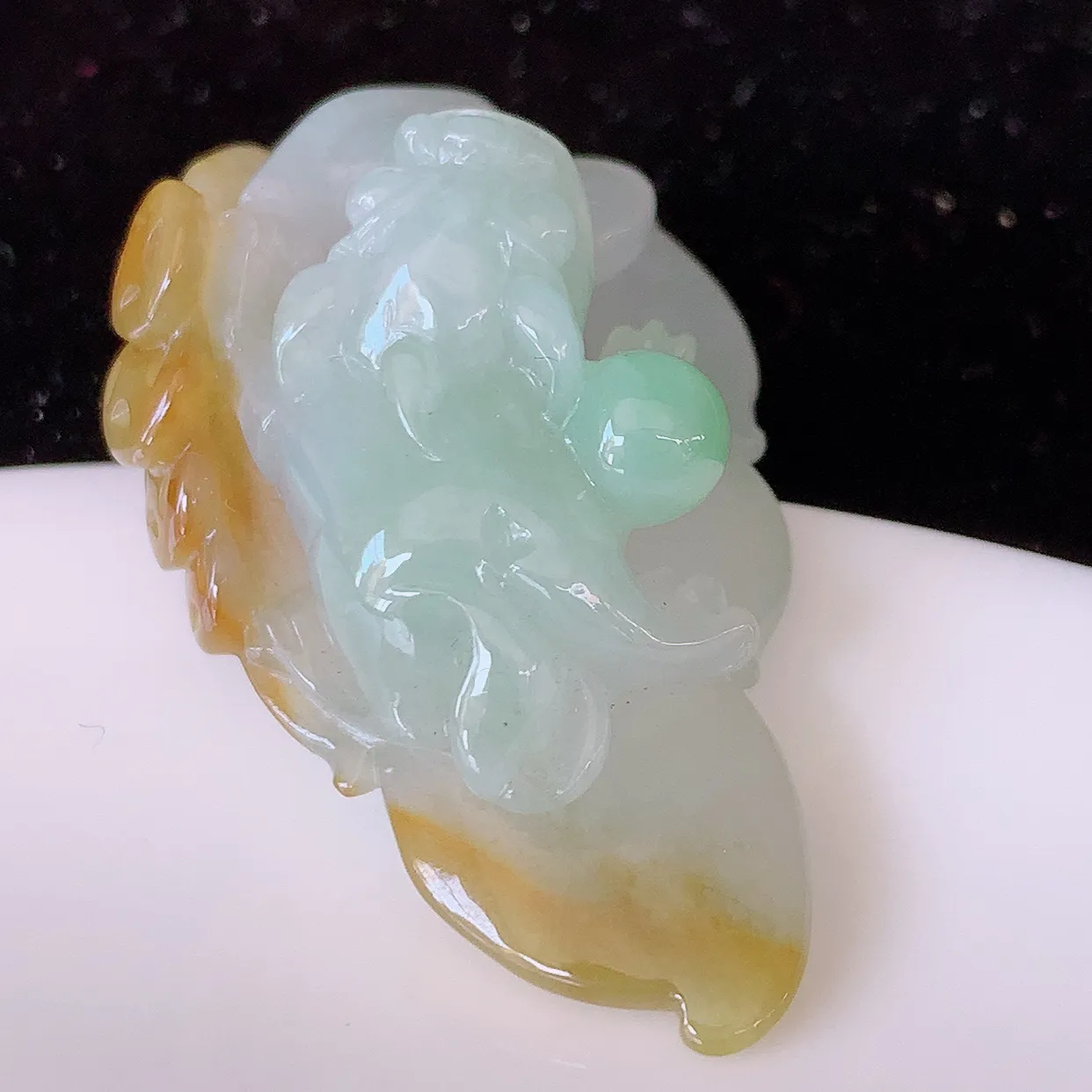 自然光实拍，冰润黄加绿翡翠招财貔貅吊坠，民间有“一摸貔貅运程旺盛，再摸貔貅财运滚滚，三摸貔貅平步青云 ”的美好祝愿。#81.25