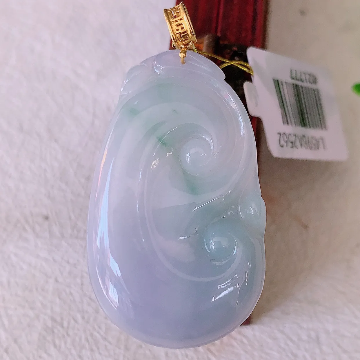 18k金镶嵌冰润春带彩翡翠如意吊坠，沁人心脾，精致典雅的设计，为佩戴者，增添色彩，送礼自留都是佳品选择！#35.25整体44.2裸裸38.5*23*5.6