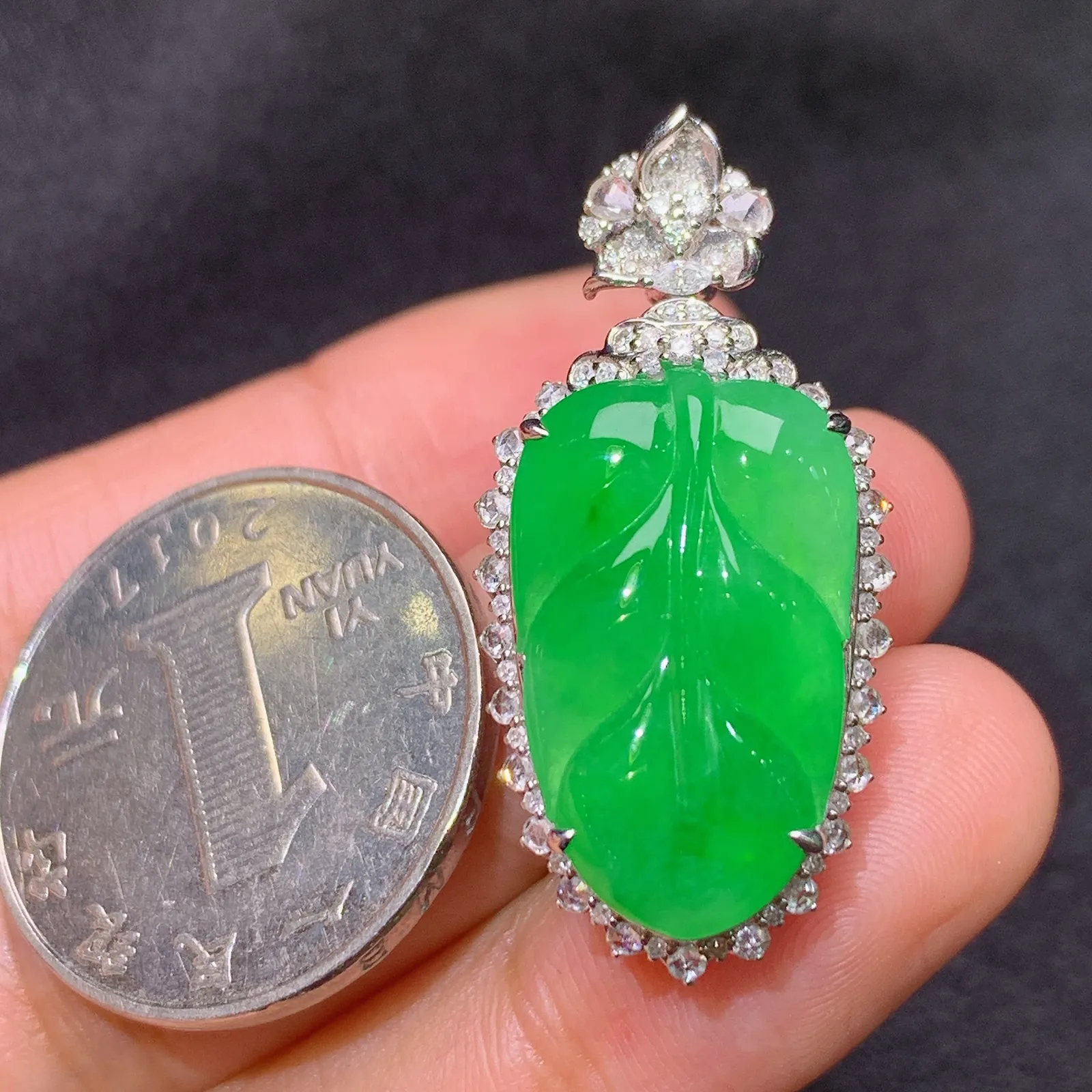 冰阳绿树叶吊坠，18k金镶嵌，色泽鲜阳，冰润细腻，种水足 尺寸34.2*16.5*10.9