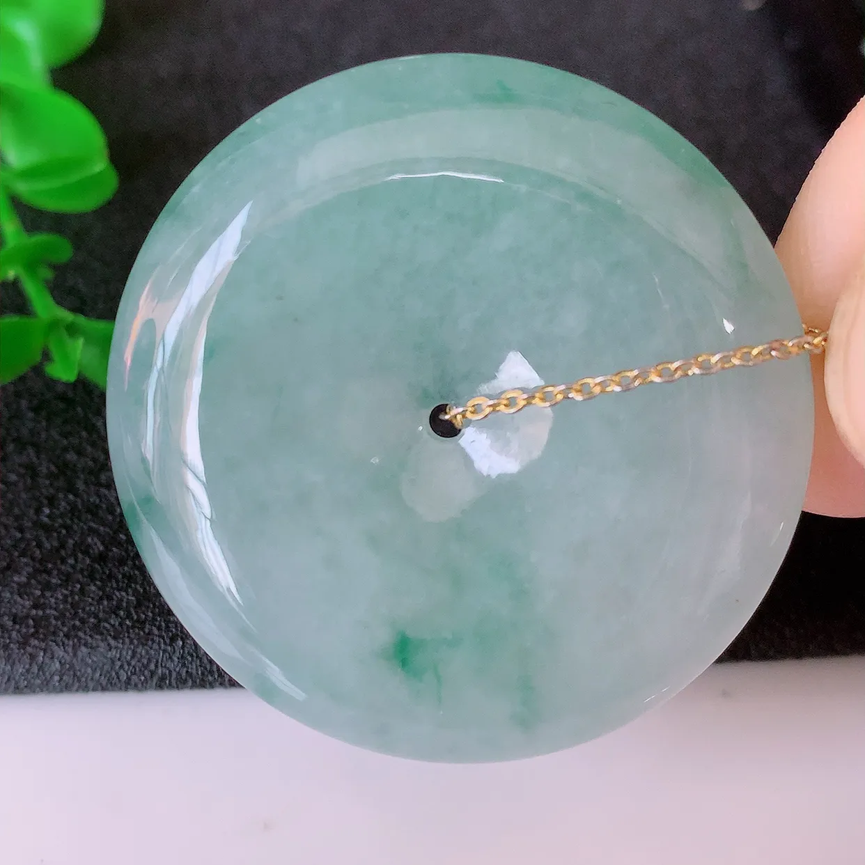 自然光实拍，大件冰飘花翡翠平安扣吊坠，玉扣，平安是福；很美的料子，平安扣佩戴优雅迷人！#05.27