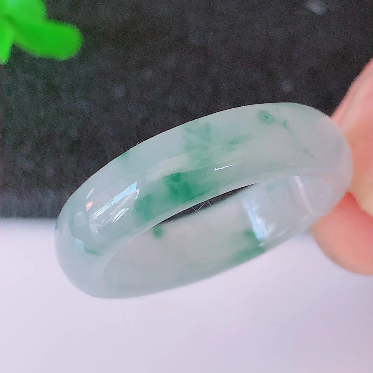自然光实拍，19mm内径冰种飘花翡翠指环，玉戒指，玉质莹润，好精美好冰润的指环，19圈口，上手纤巧！