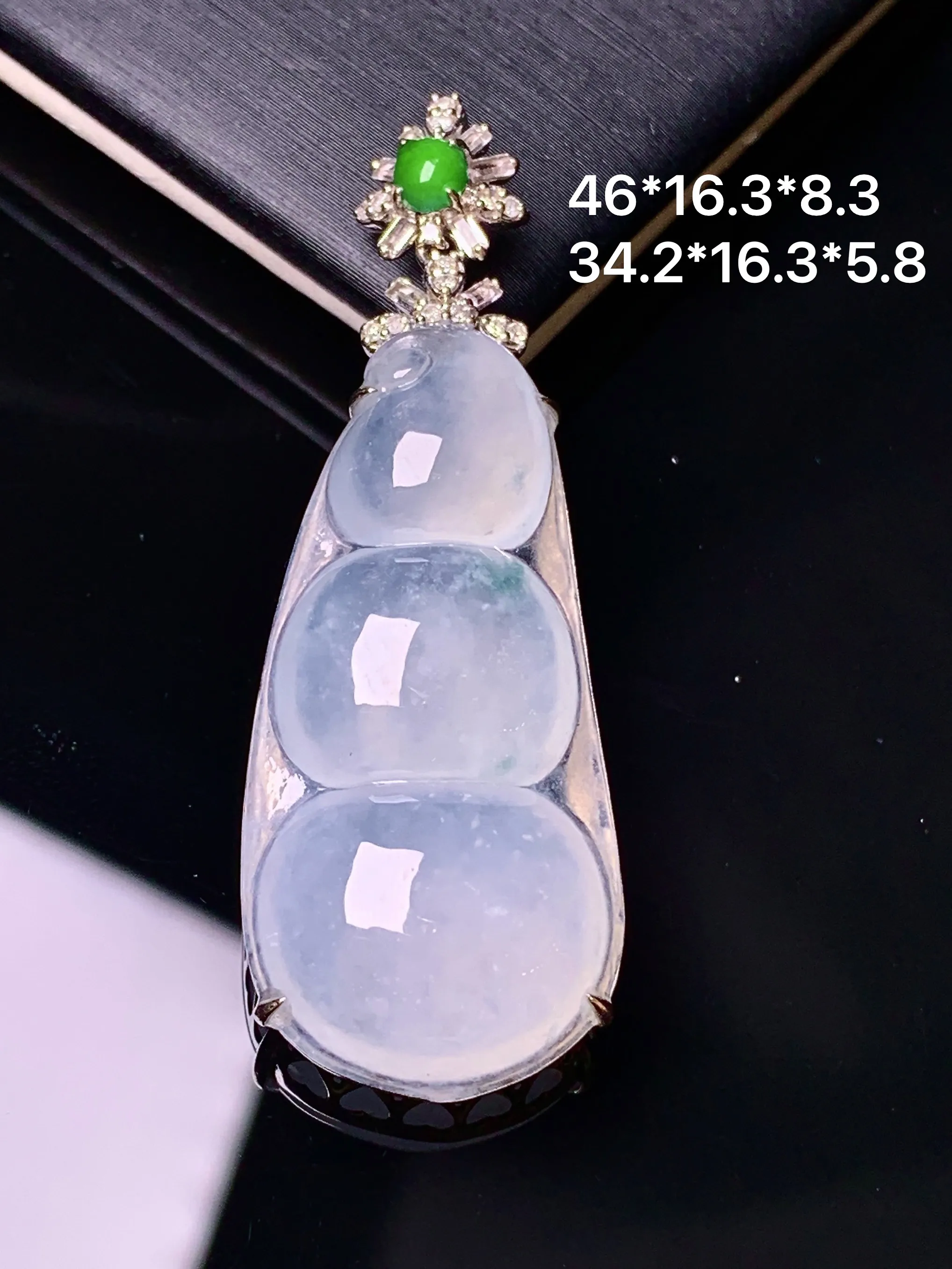 18k金钻镶嵌冰种四季豆吊坠 玉质细腻 色泽艳丽清新 整体尺寸46*16.3*8.3