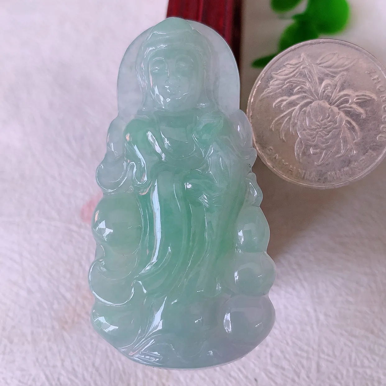 自然光实拍，冰胶飘绿翡翠观音菩萨吊坠，赐福观音，冰透亮泽，美观亮丽，观音面相端庄#57.27