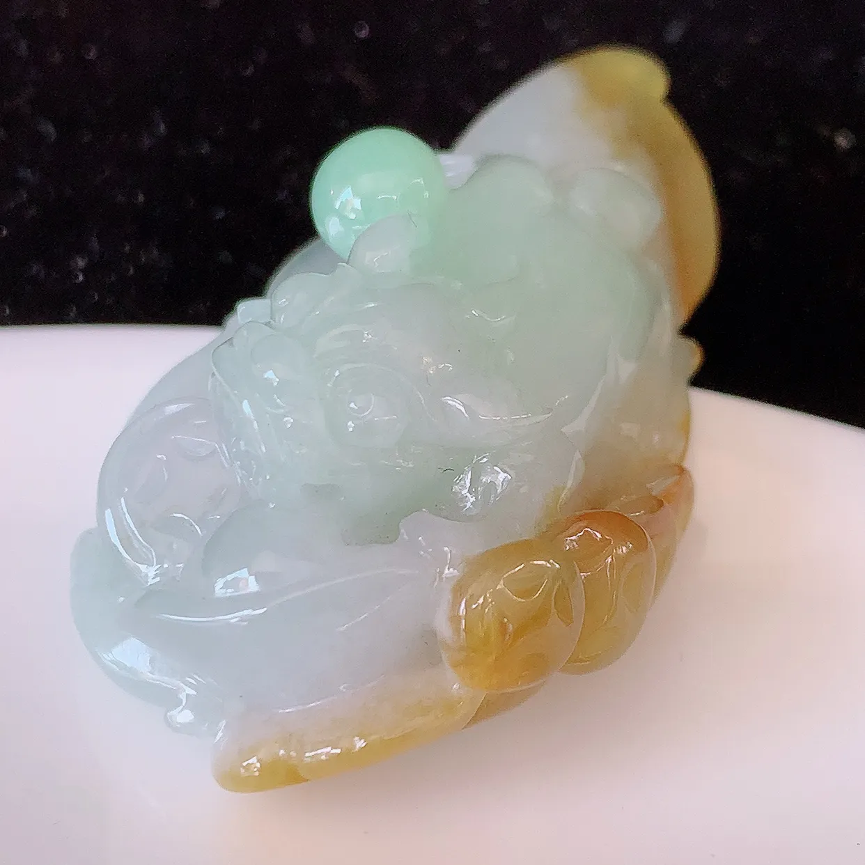 自然光实拍，冰润黄加绿翡翠招财貔貅吊坠，民间有“一摸貔貅运程旺盛，再摸貔貅财运滚滚，三摸貔貅平步青云 ”的美好祝愿。#81.25