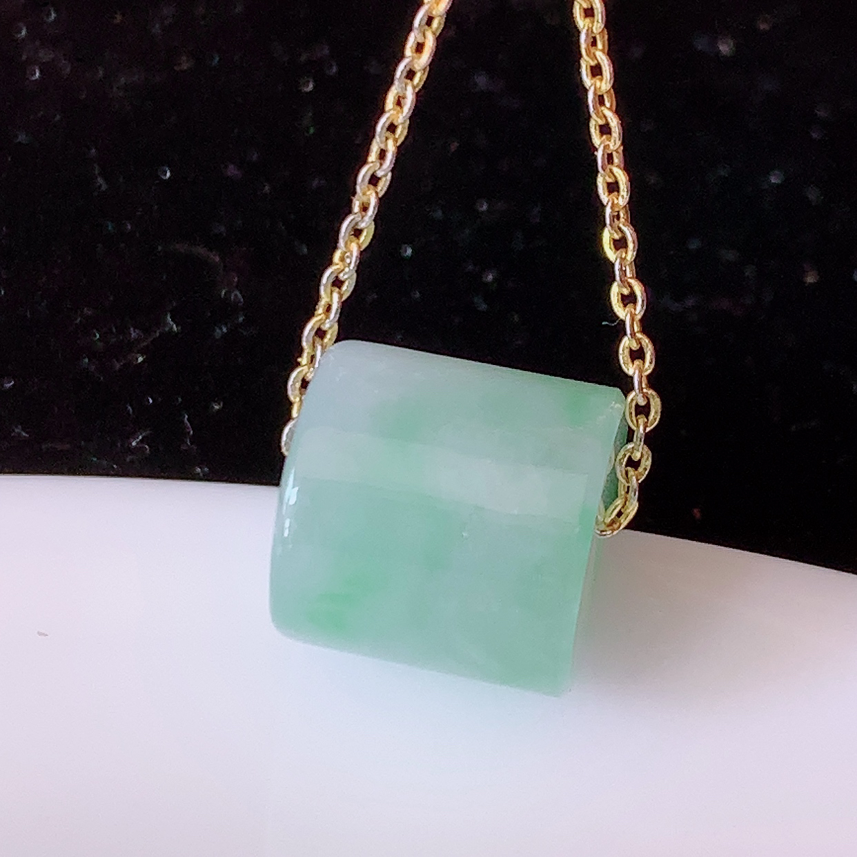 自然光实拍，冰润飘绿翡翠路路通吊坠，寓意时来运转、财源滚滚，款式新颖时尚，日常百搭的款！配图银链#05.25