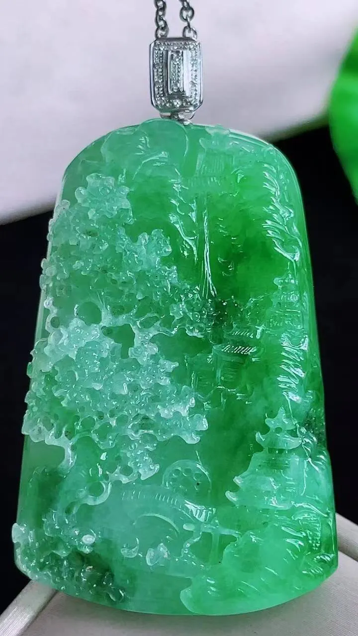 【翡翠名称】老种18 k金扣头冰阳绿山水牌吊坠挂件
【翡翠尺寸】裸石49.7/32.8/9.2mm
