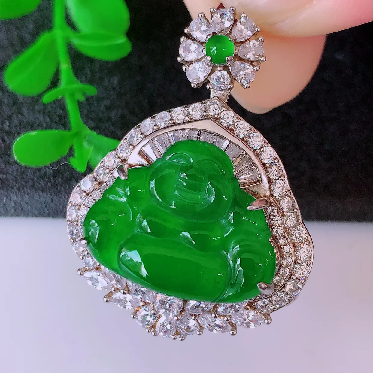 冰透满绿翡翠925银镶嵌佛公吊坠，自然光实拍，翠色灵动，颜色漂亮，种老水足，品相佳，佩戴佳品！#97.27整体33.5*26.5*12.8裸裸20/15.5