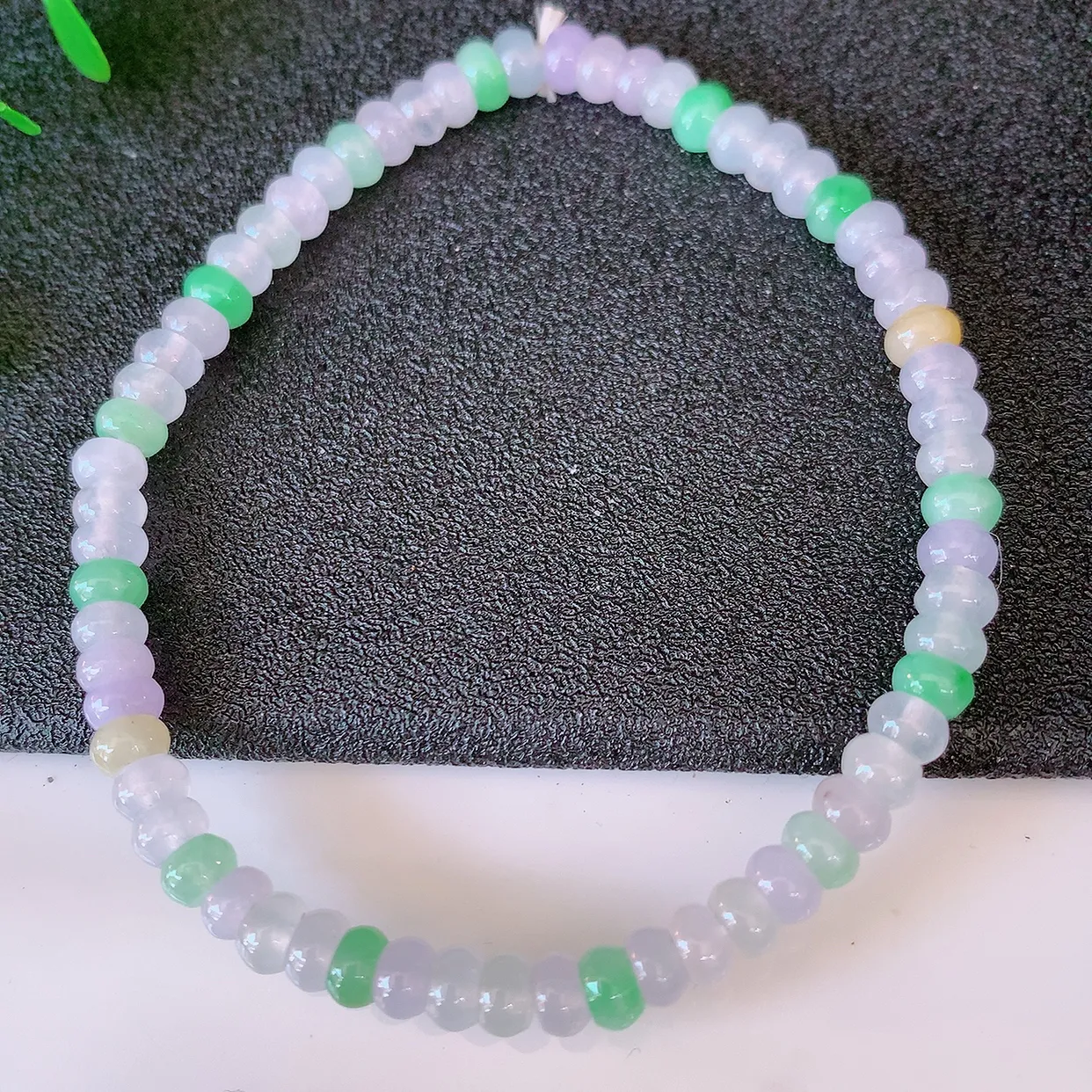 自然光实拍，冰种多宝翡翠手链，多彩翡翠手串，颜色丰富，料子细腻，高档大气，自戴送礼佳品！#46.25取一尺寸4.5mm