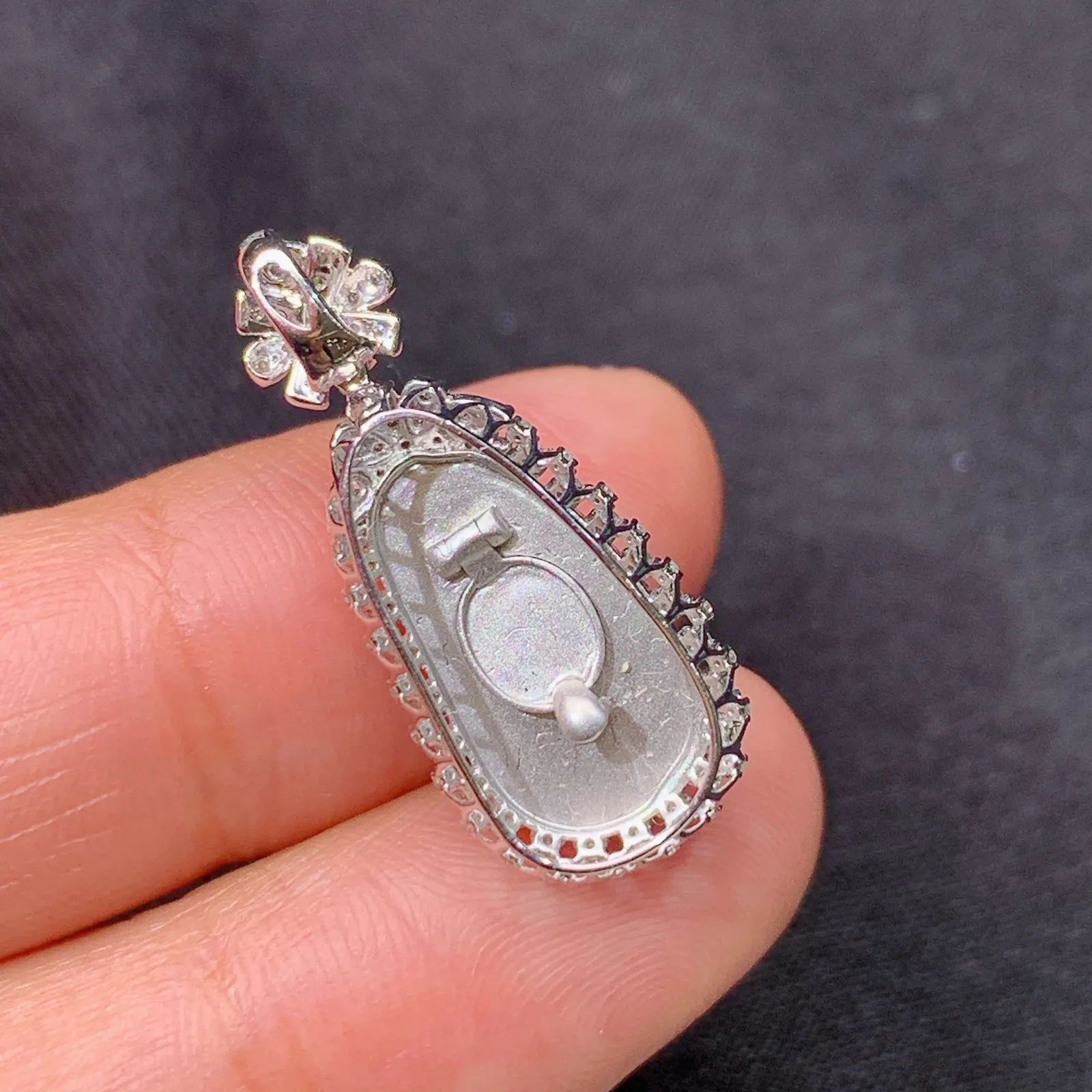 阳绿福豆吊坠，18k金镶嵌，色泽鲜阳，冰润细腻，种水足 尺寸24.7*10.7*8.4