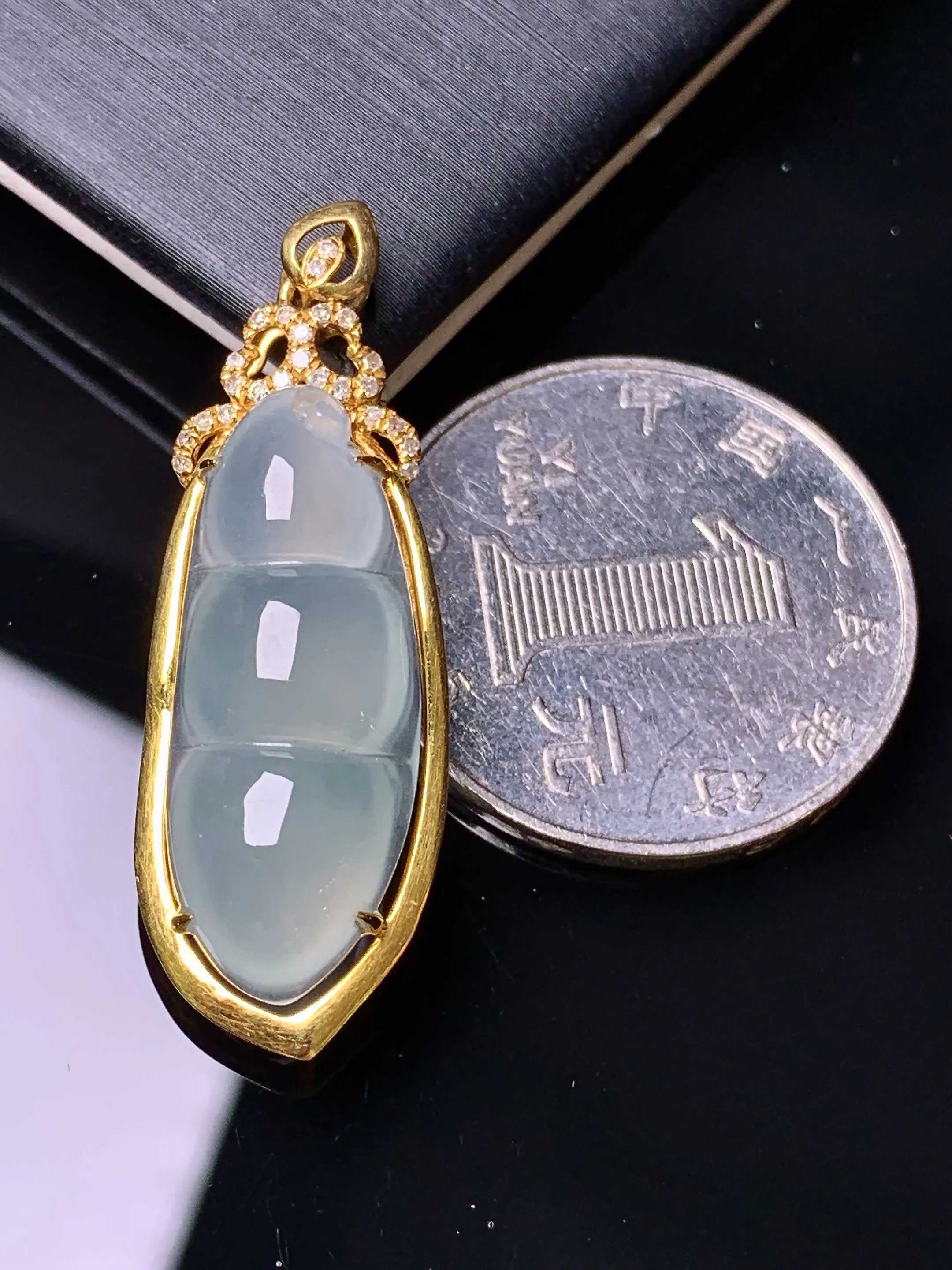 18k金钻镶嵌冰种四季豆吊坠 玉质细腻 色泽艳丽清新 整体尺寸36*12.5*7.8