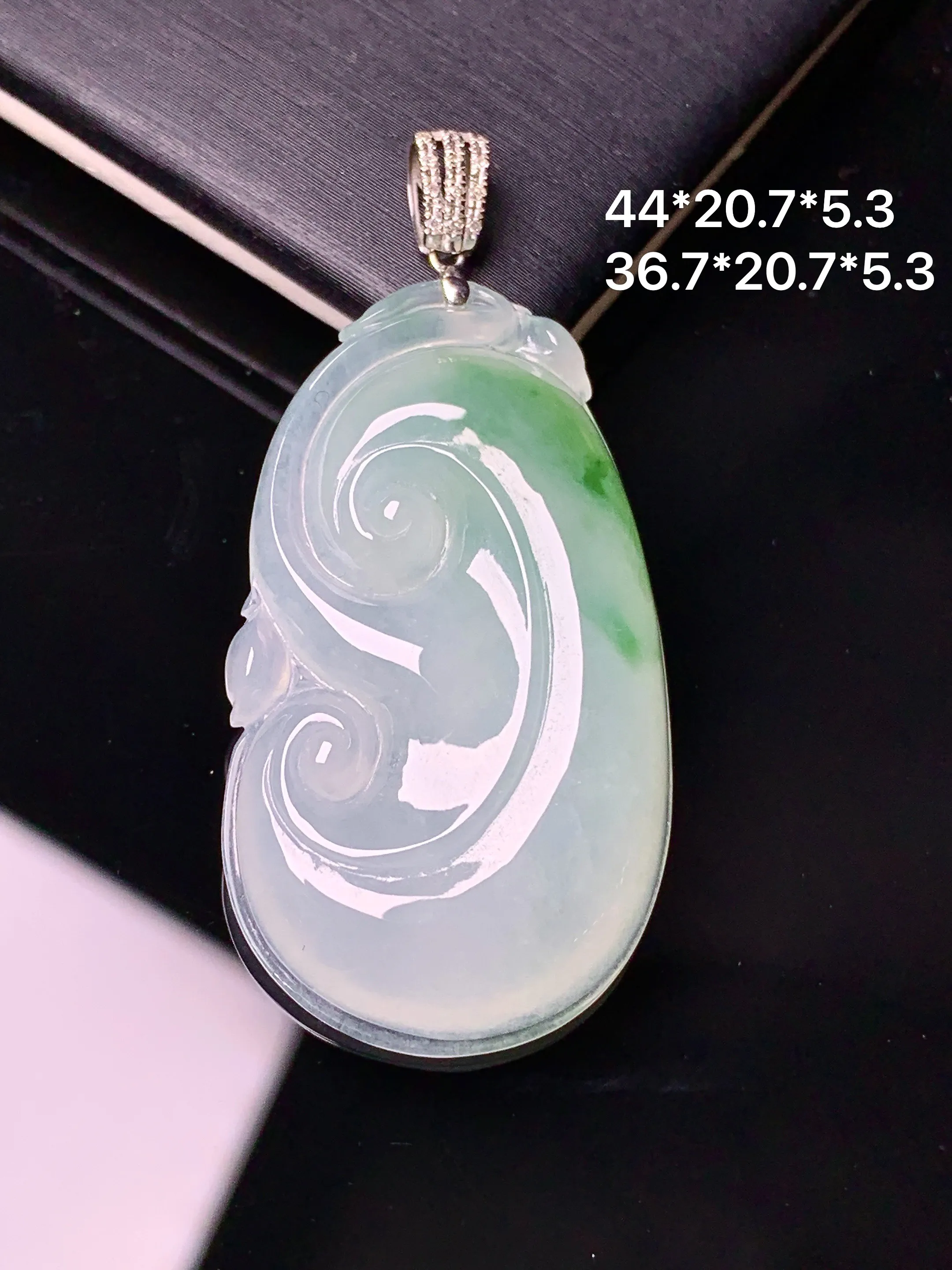 18k金镶嵌飘绿如意吊坠 玉质细腻 色泽艳丽清新 整体尺寸44*20.7*5.3