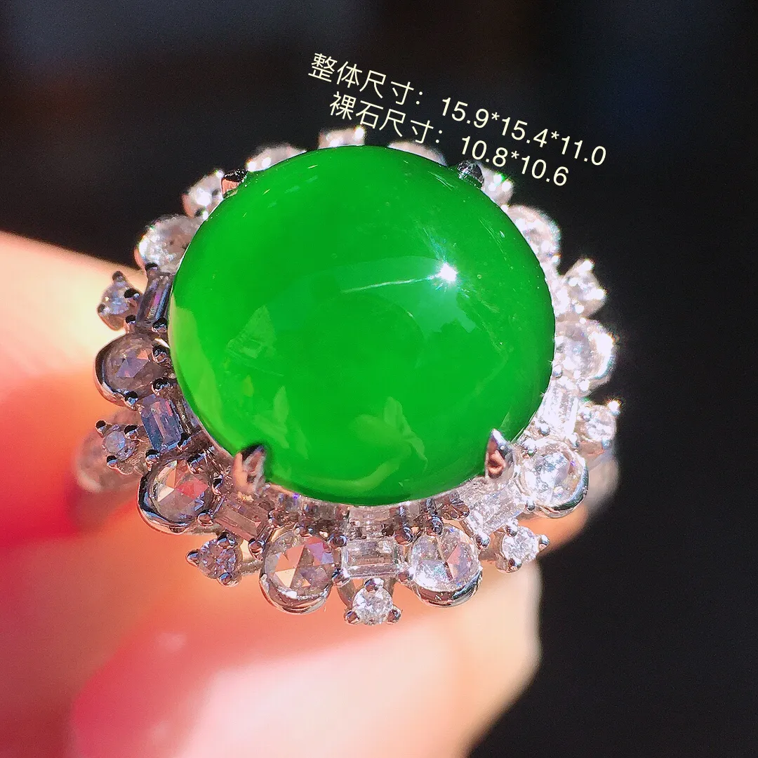 阳绿蛋面戒指，色泽均匀艳丽，玉质细腻，荧光感超
强，饱满圆润，尽显优雅气质，18k
金豪华镶嵌