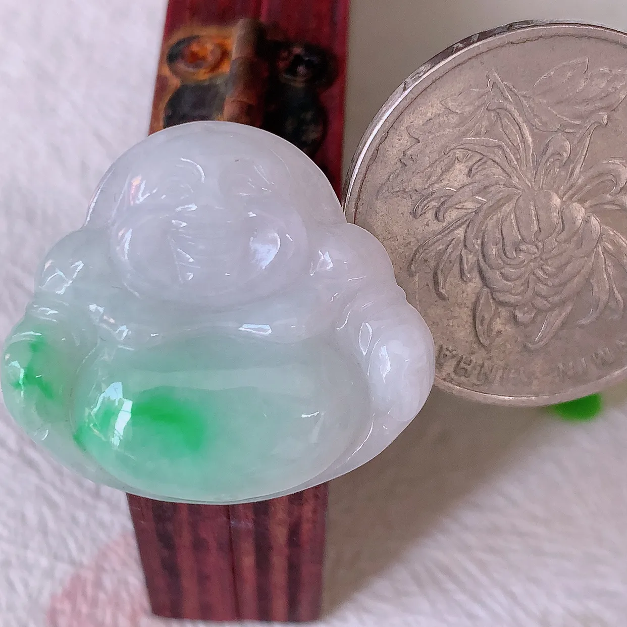 自然光实拍，冰润飘绿翡翠佛公吊坠，笑口常开，佛公在心中，一生平安幸福，佛公翠色迷人，佩戴佳品！#57.27