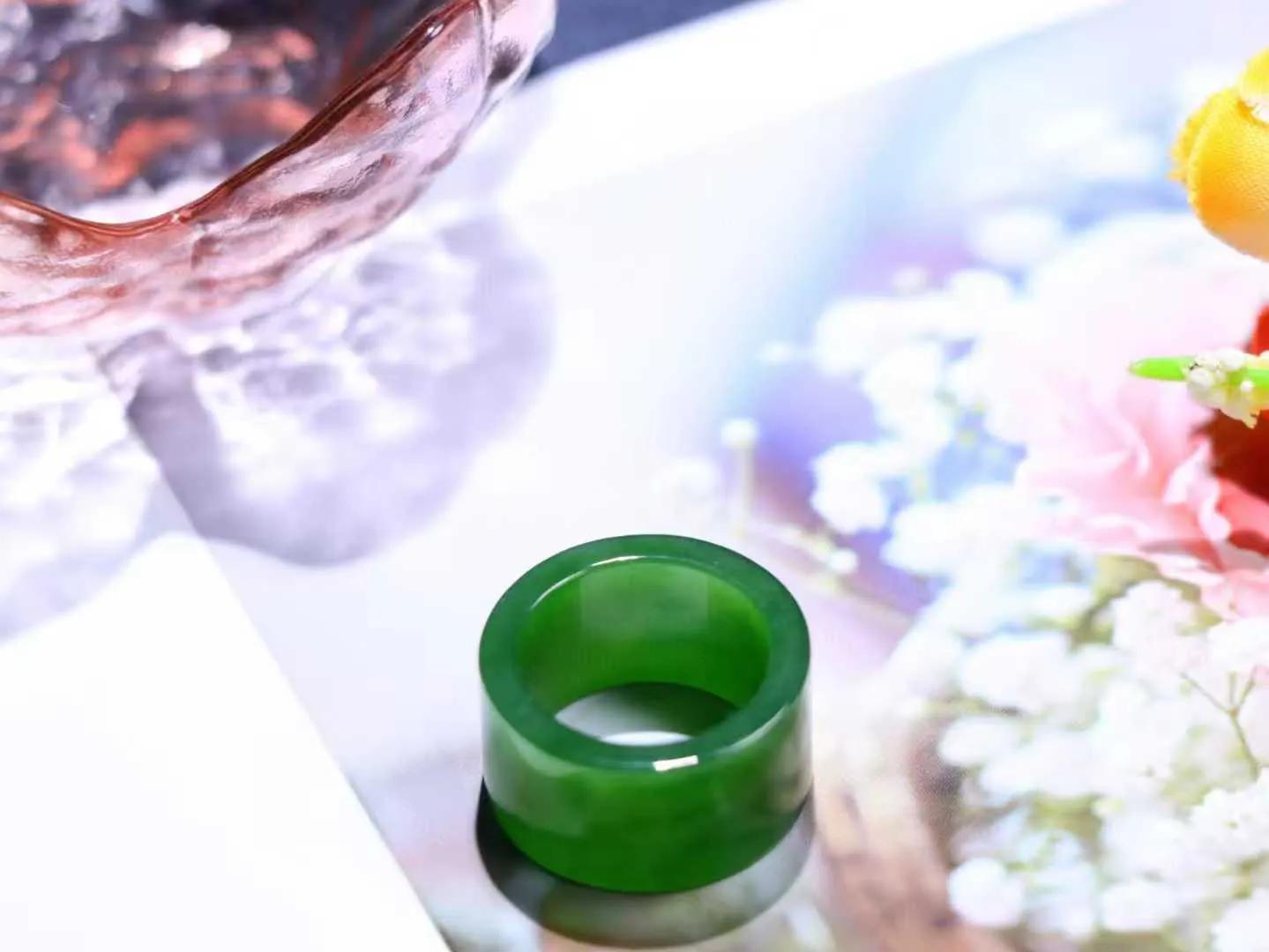 （古韵.扳指）

精品和田玉碧玉扳指 指环 戒圈。七号矿老料 纯正菠菜绿，直切工艺，款式精美，玉质细腻温润，油润感十足， 整器古韵生辉。优雅高贵。运筹帷幄于掌中，决胜于千里之外。

重7.4克   圈口18.3mm 尺寸12.7-3mm FS8242041278O