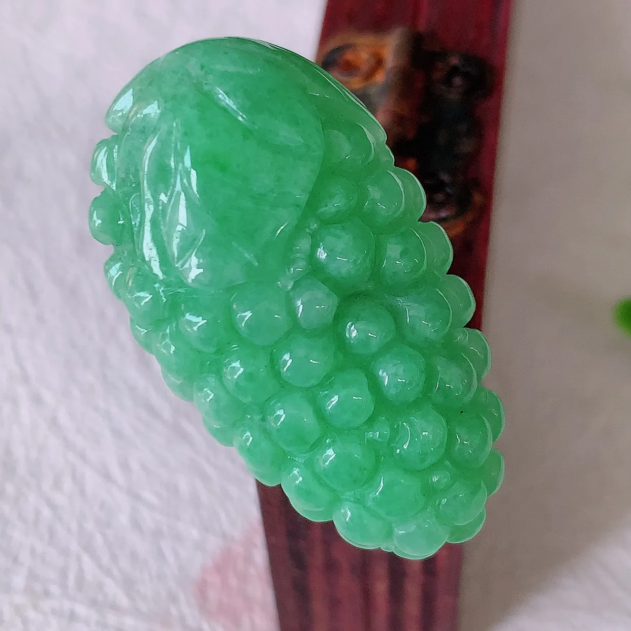 自然光实拍，冰润满绿翡翠葡萄吊坠，多子多福，种老水足，雕工精湛 ，寓意美好，佩戴时尚出众！#57.27