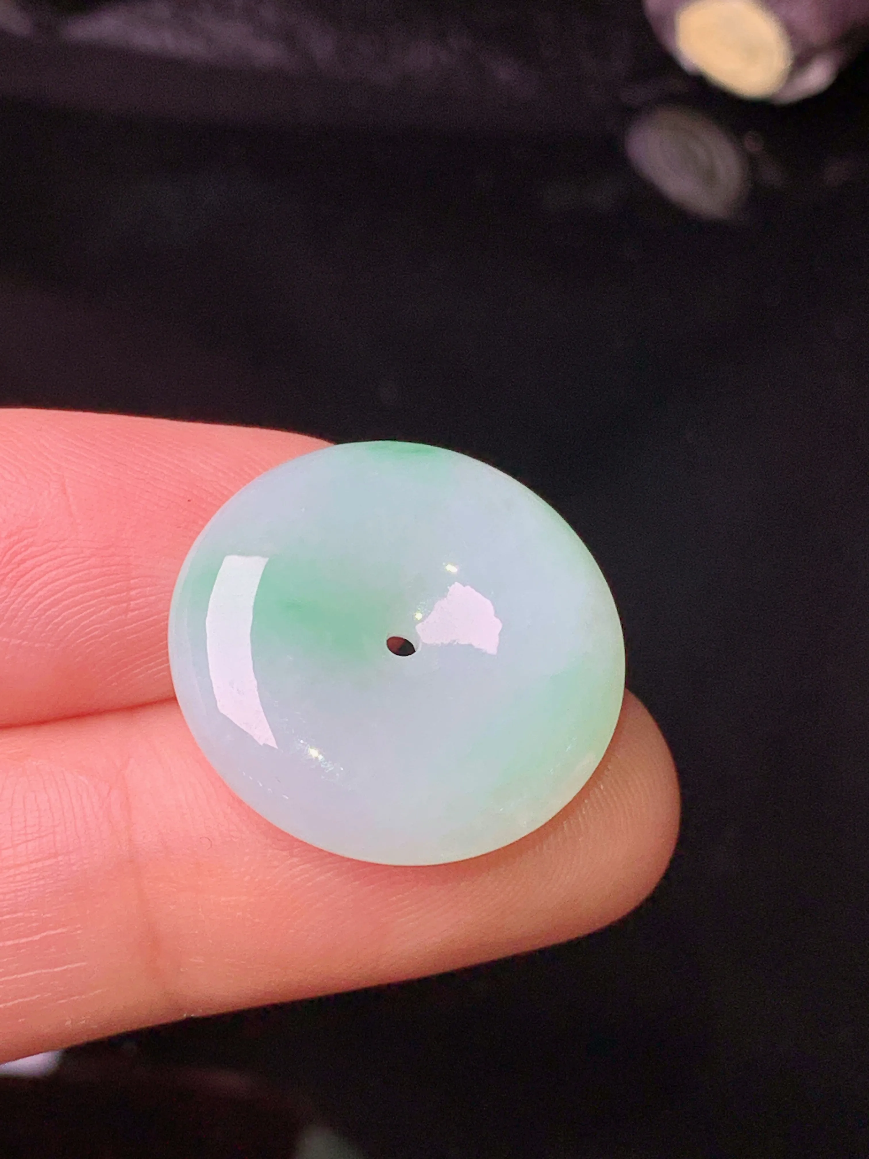 飘绿平安扣吊坠 玉质细腻 色泽艳丽清新 整体尺寸20*5.2