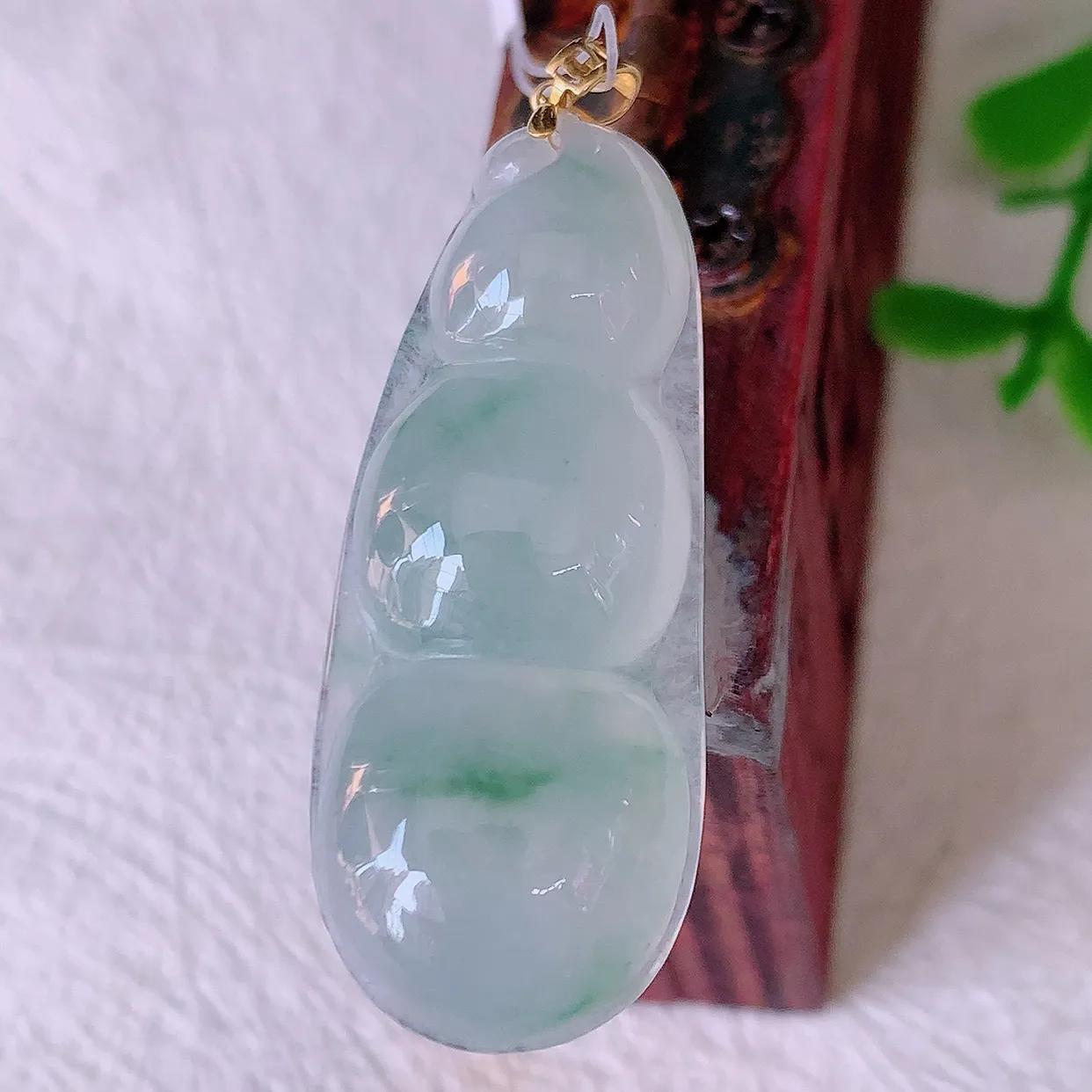 18K金镶嵌冰种飘花翡翠四季豆吊坠，平安豆福豆玉坠，冰润通透，豆粒饱满，寓意：豆蔻年华！#49.27