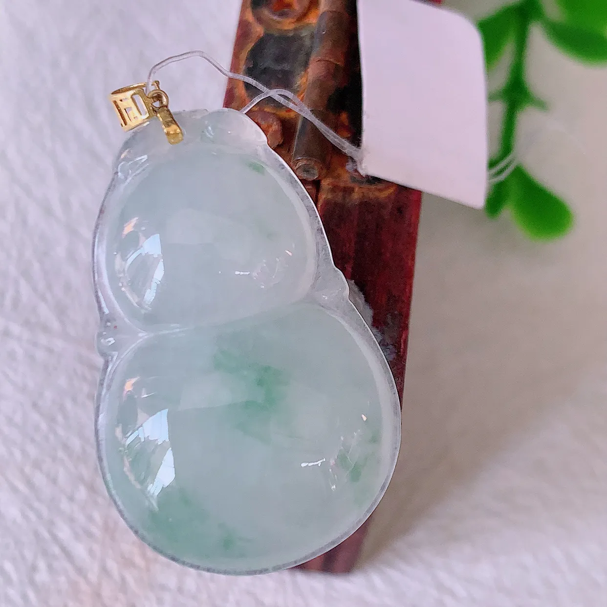 18K金镶嵌冰种飘花翡翠葫芦吊坠，葫芦寓意福禄双全，财源滚滚，佩戴效果优雅迷人！#49.27