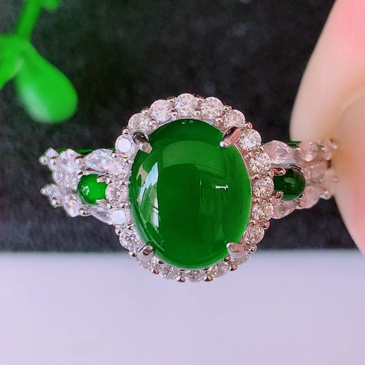 冰透满绿翡翠925银镶嵌戒指，自然光实拍，翠色灵动，颜色漂亮，种老水足，品相佳，佩戴佳品！#97.27（圈口可调大小）整体25.5*18*7.2裸裸10*7.8