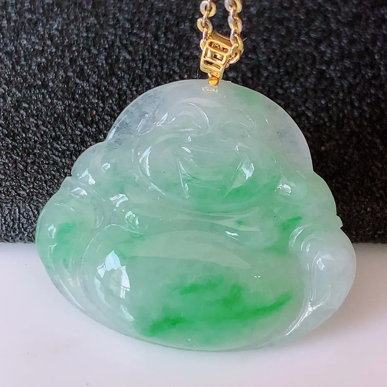 18K金镶嵌冰润飘绿翡翠佛公吊坠，玉质细腻，时‮大尚‬方，款式经典，佩戴优雅高贵上档次！#42.27