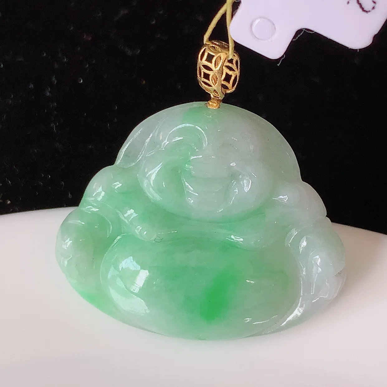 18k金镶嵌飘绿翡翠佛公吊坠，沁人心脾，精致典雅的设计，为佩戴者，增添色彩，送礼自留都是佳品选择！#35.27