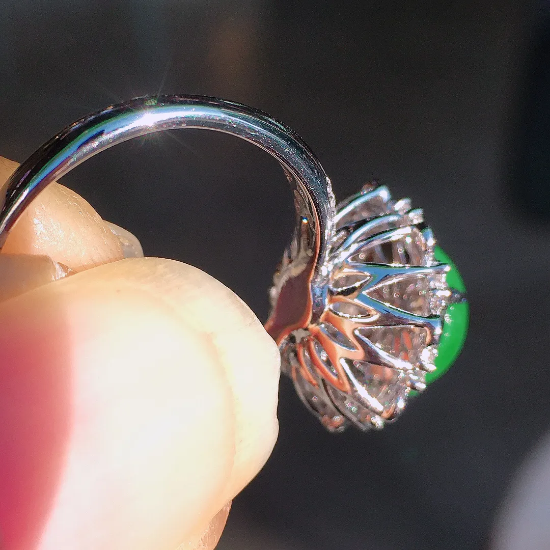 阳绿蛋面戒指，色泽均匀艳丽，玉质细腻，荧光感超
强，饱满圆润，尽显优雅气质，18k
金豪华镶嵌