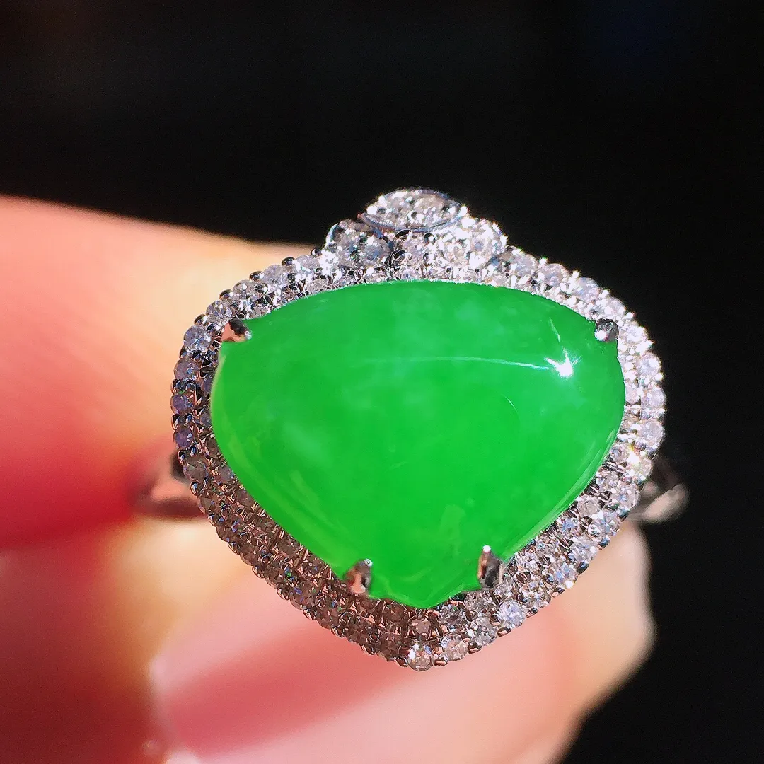 阳绿️戒指，色泽均匀艳丽，玉质细腻，荧光感超
强，饱满圆润，尽显优雅气质，18k
金豪华镶嵌