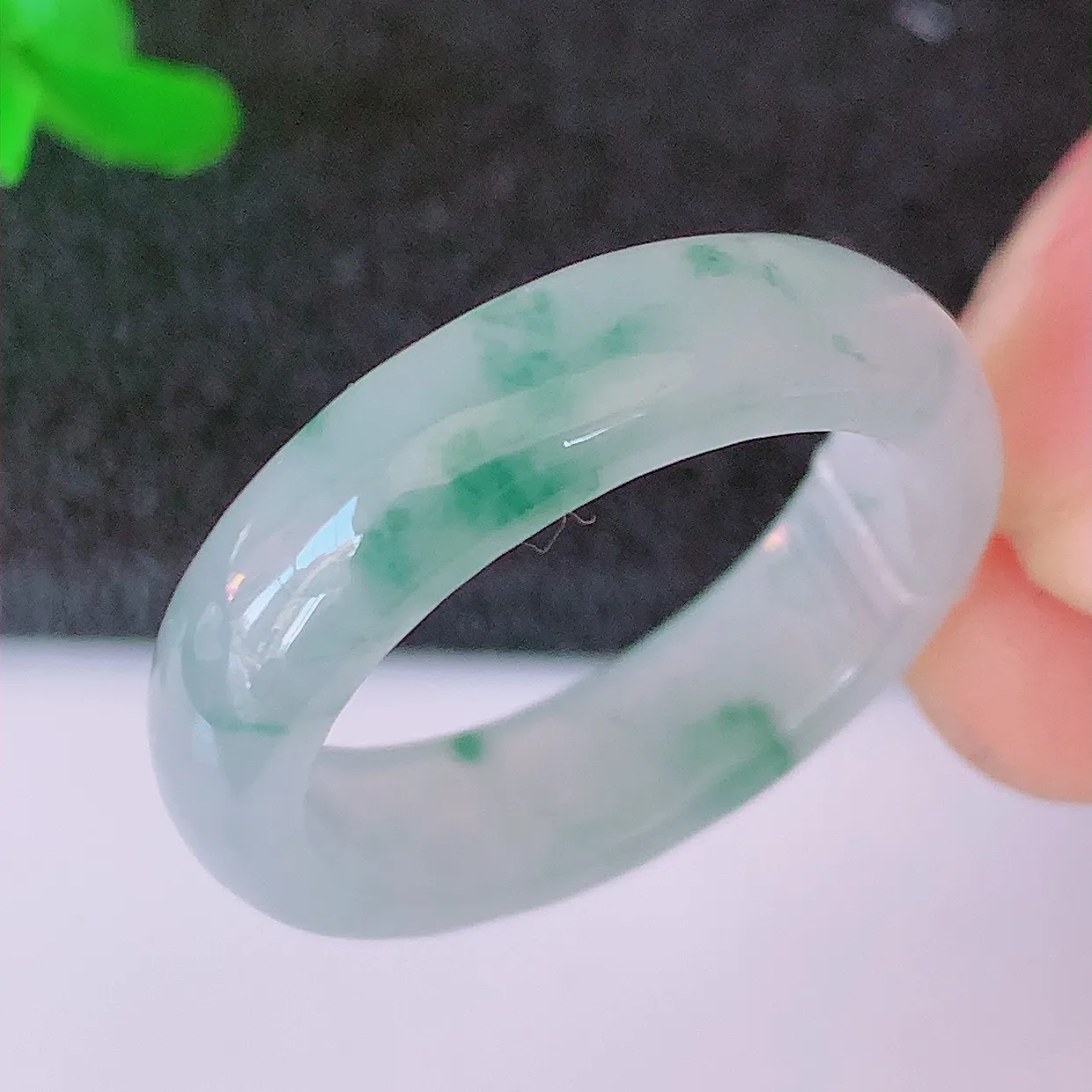 自然光实拍，19mm内径冰种飘花翡翠指环，玉戒指，玉质莹润，好精美好冰润的指环，19圈口，上手纤巧！#49.25尺寸19-5.8*3