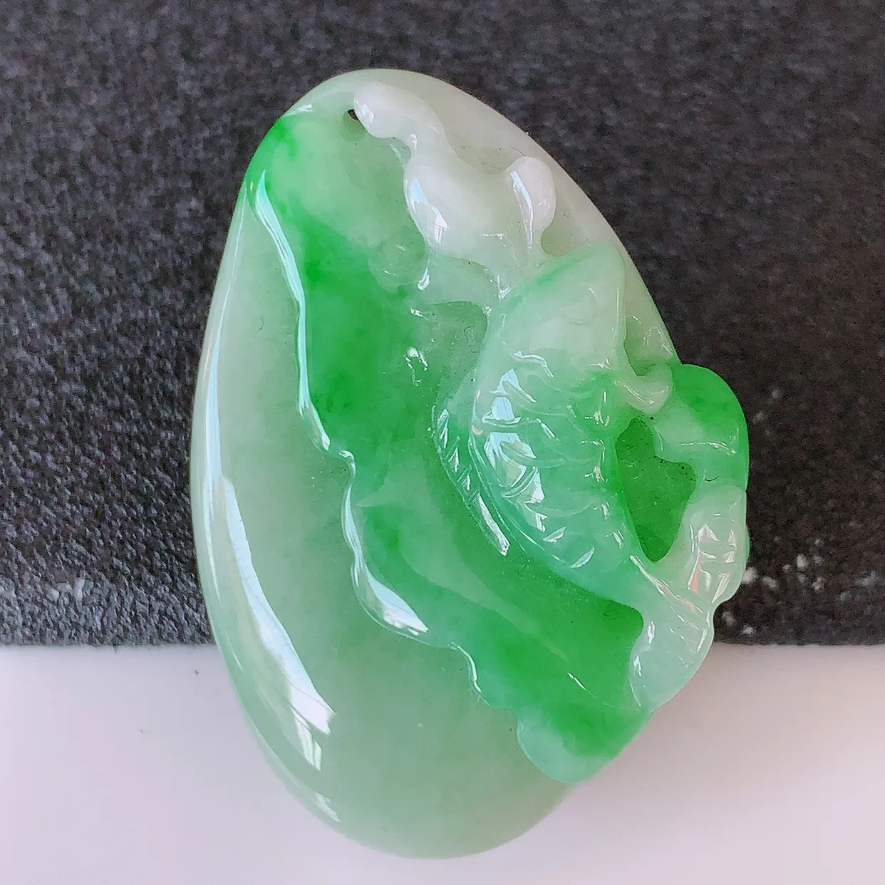 自然光实拍，冰润飘绿翡翠荷叶鱼、和和美美玉坠，财源广进，自然隐逸、荷本是素不着尘之物，有和美之寓意。#87.27