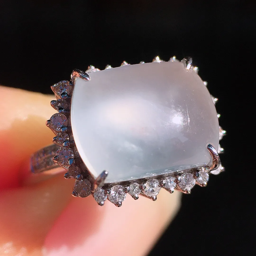 冰种马鞍戒指，玉质细腻，荧光感超
强，饱满圆润，尽显优雅气质，18k
金豪华镶嵌