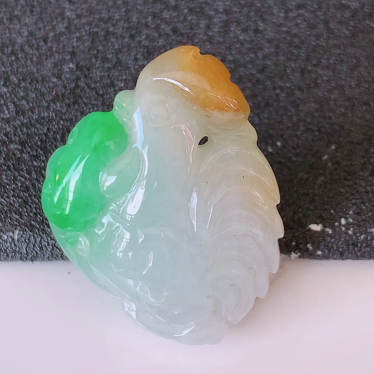 自然光实拍，冰润黄加绿翡翠生肖鸡吊坠，种老水足，雕工精湛 ，寓意美好，佩戴时尚出众！#87.27
