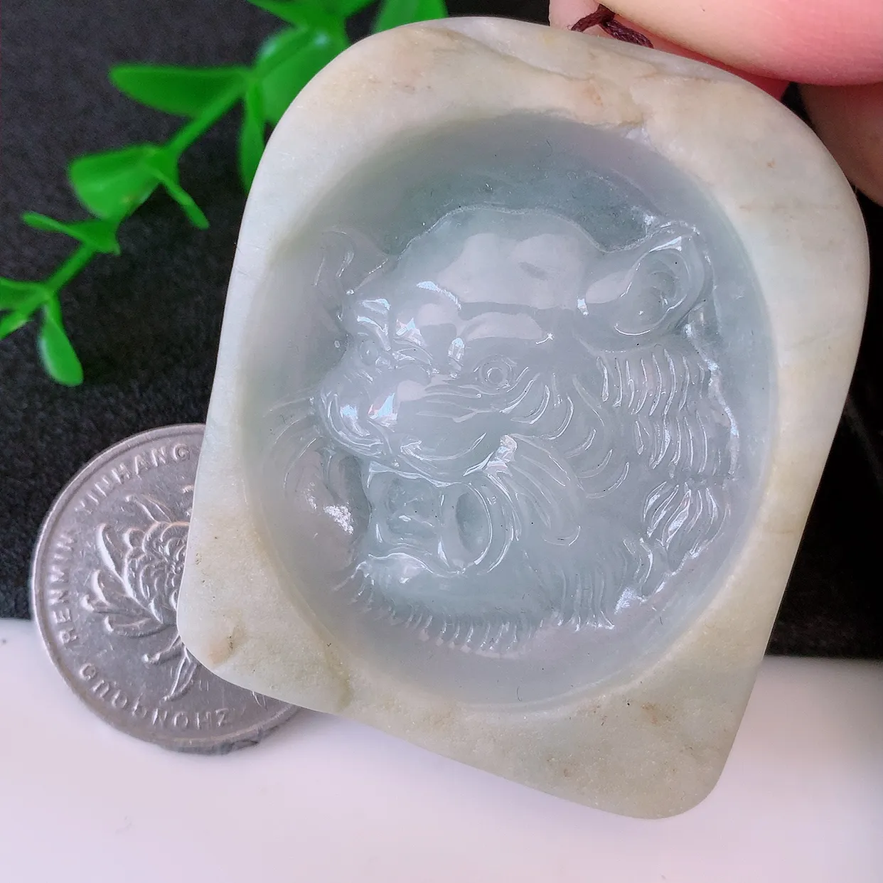 自然光实拍，冰胶翡翠生肖虎牌吊坠，种老水足，雕工精湛 ，寓意美好，佩戴时尚出众！#60.25