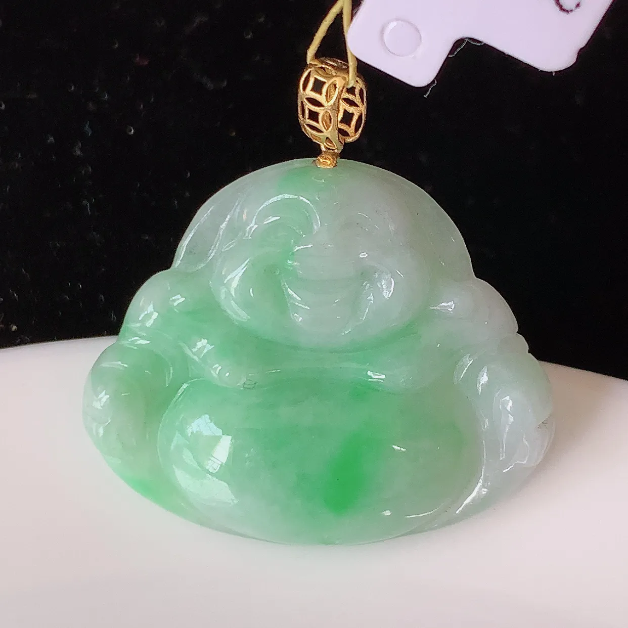 18k金镶嵌飘绿翡翠佛公吊坠，沁人心脾，精致典雅的设计，为佩戴者，增添色彩，送礼自留都是佳品选择！#