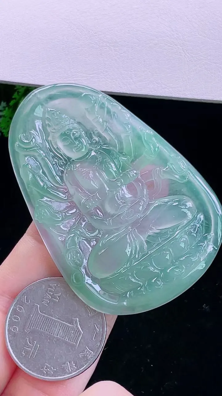 【翡翠名称】老坑种高冰千手观音菩萨翡翠挂件
【翡翠尺寸】64.6/43.5/4.9mm
【翡翠描述】宝贝种老水足，玉质细腻，色泽靓丽，性价比高，佩戴效果好！
【其它赠送】权威证书/精美挂绳/盒子/支持全国复检(七天无理由退换货买家只须付来回邮费即可）