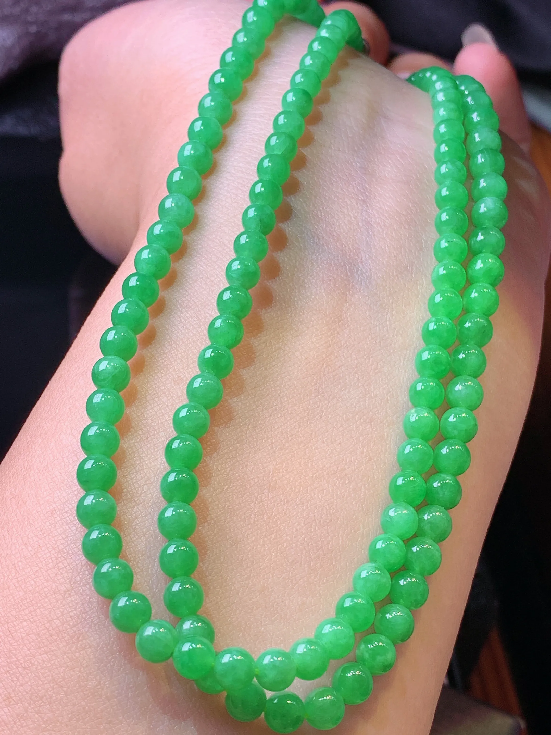 翠绿圆珠项链 玉质细腻 色泽艳丽清新 整体尺寸4.6