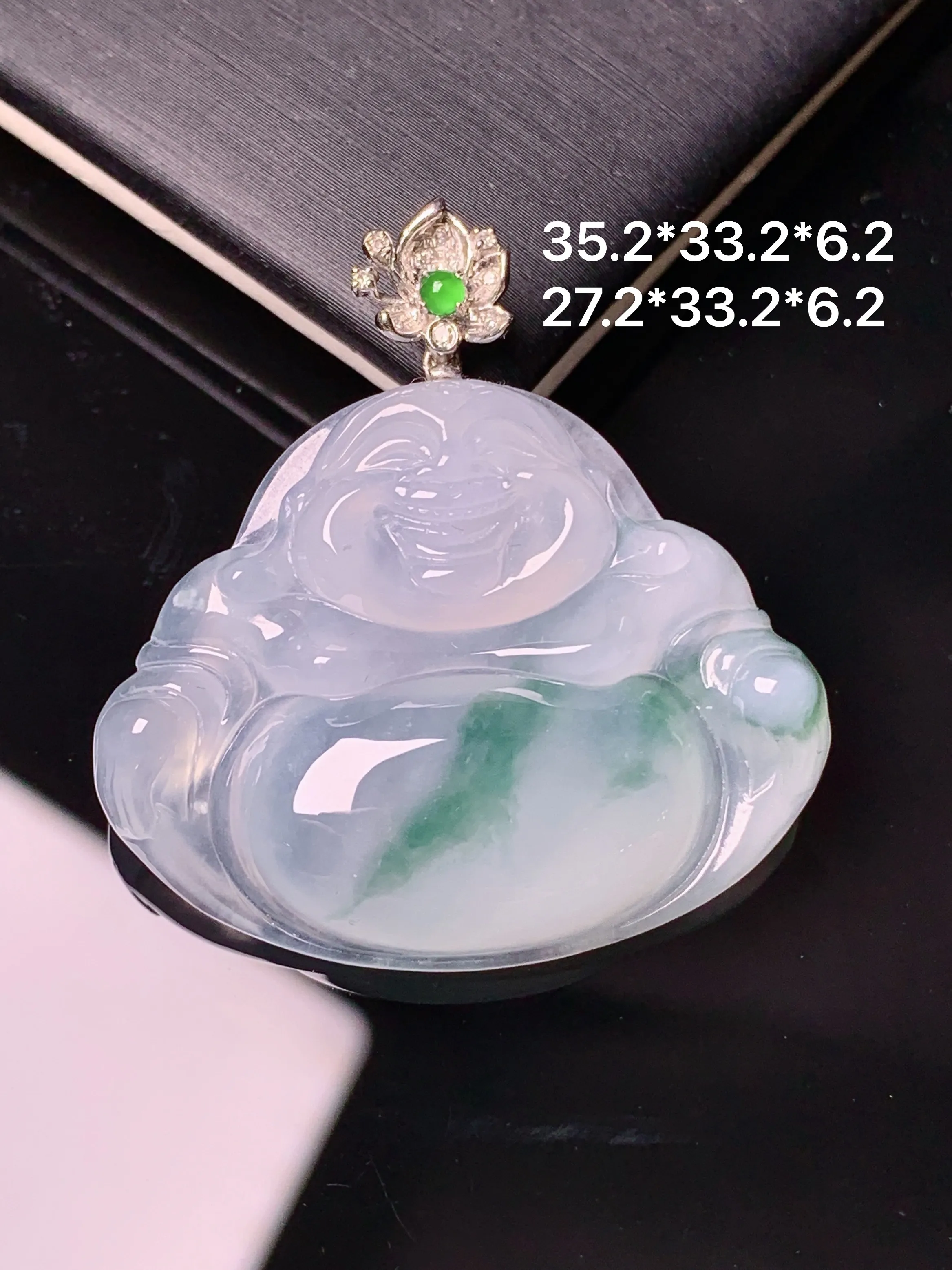 18k金钻镶嵌飘绿佛公吊坠 玉质细腻 色泽艳丽清新 整体尺寸35.2*33.2*6.2