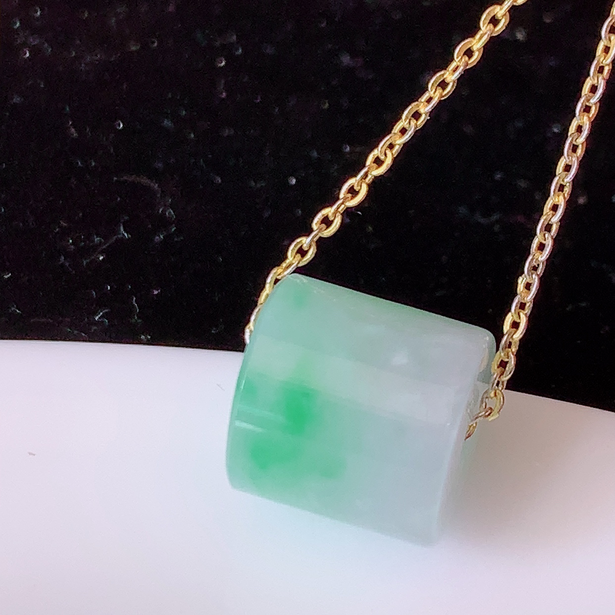 自然光实拍，冰润飘绿翡翠路路通吊坠，寓意时来运转、财源滚滚，款式新颖时尚，日常百搭的款！配图银链#05.25