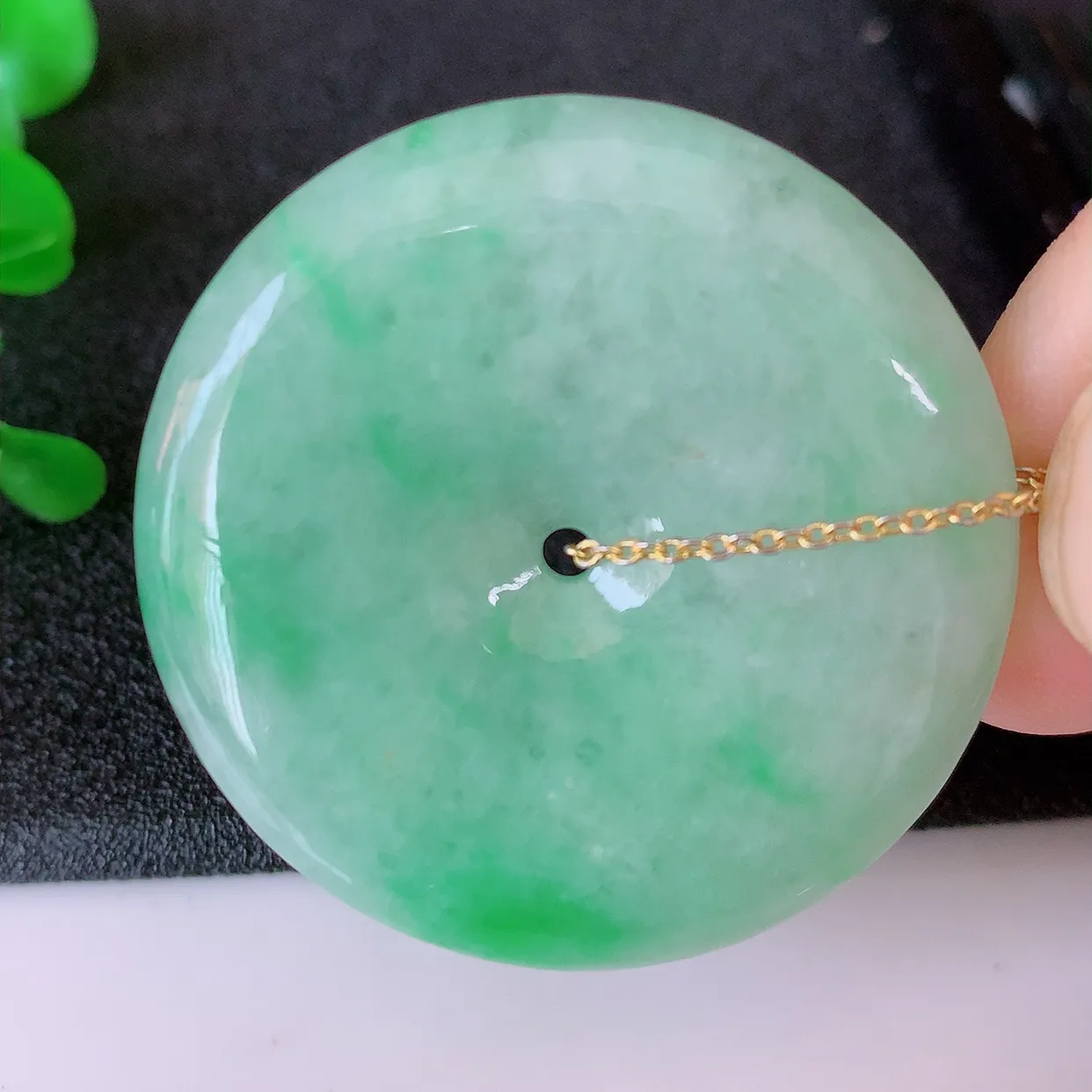 自然光实拍，冰大件飘绿翡翠平安扣吊坠，玉扣，平安是福；很美的料子，平安扣佩戴优雅迷人！#05.27