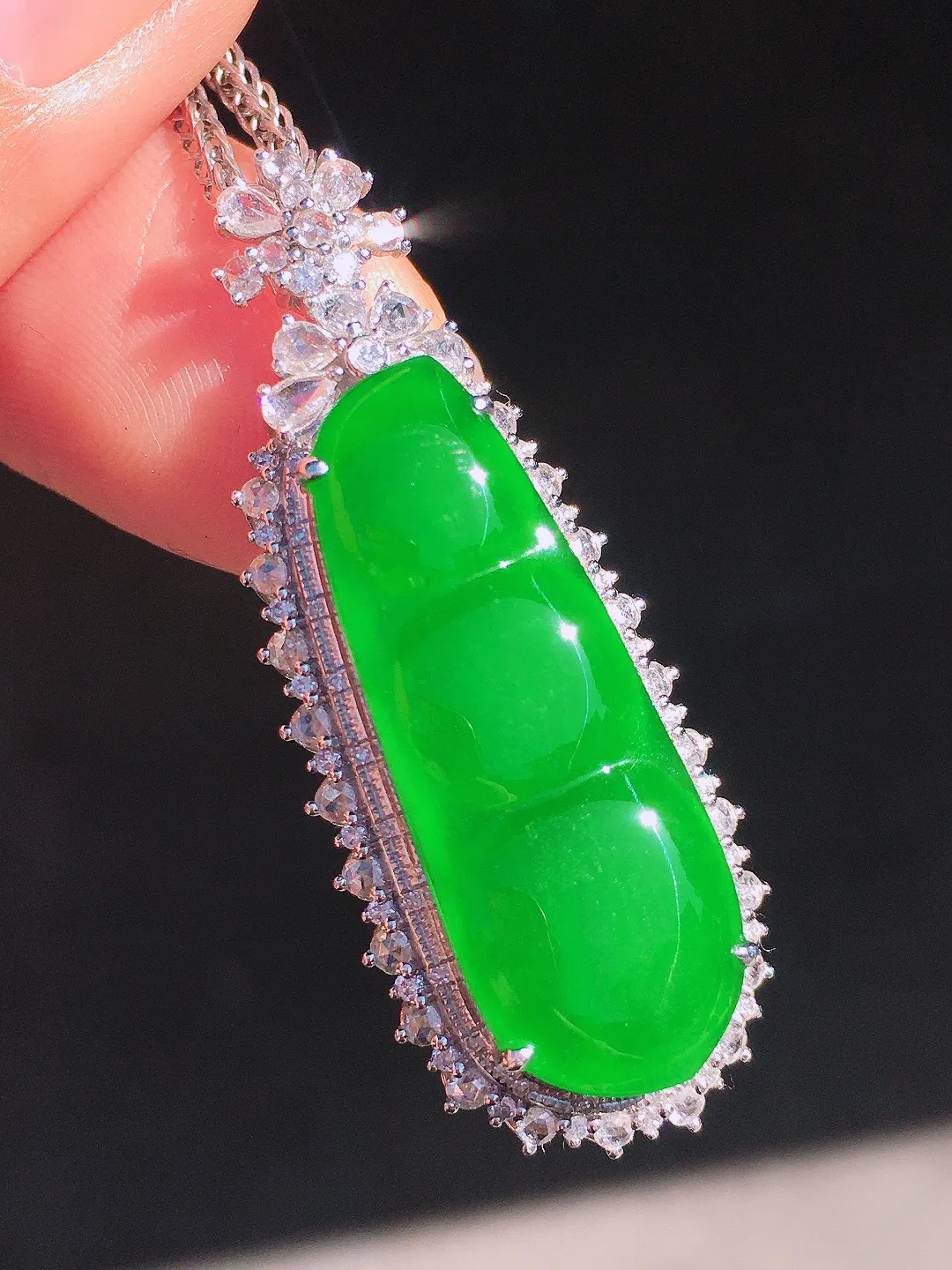 阳绿福豆吊坠，色泽均匀艳丽，玉质细腻，荧光感超
强，饱满圆润，尽显优雅气质，18k
金豪华镶嵌