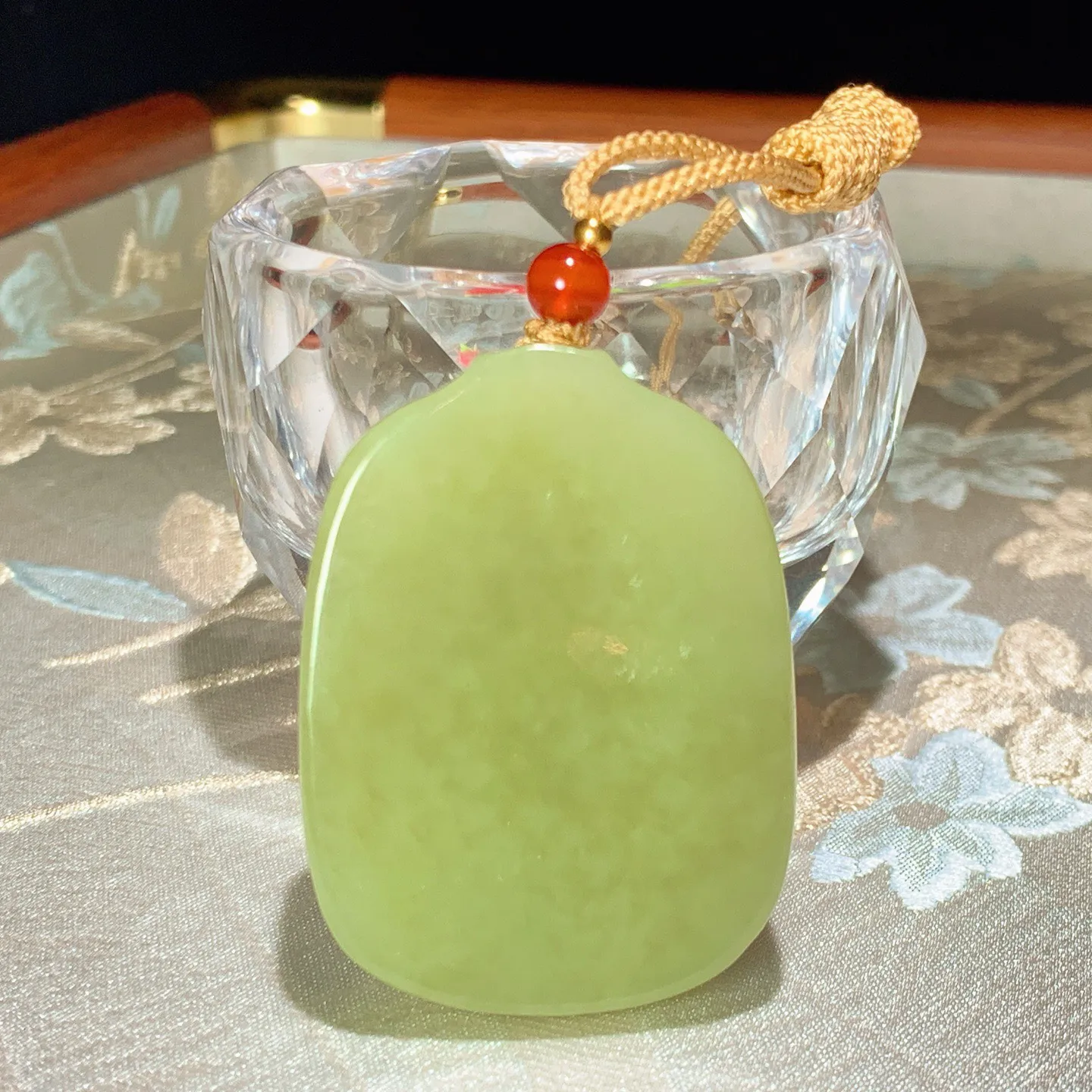 新疆若羌黄口料前途无量兔子牌子挂件。尺寸48/36/13重47克。玉质细腻油润。手推出油。佩戴高端典雅。lt251127