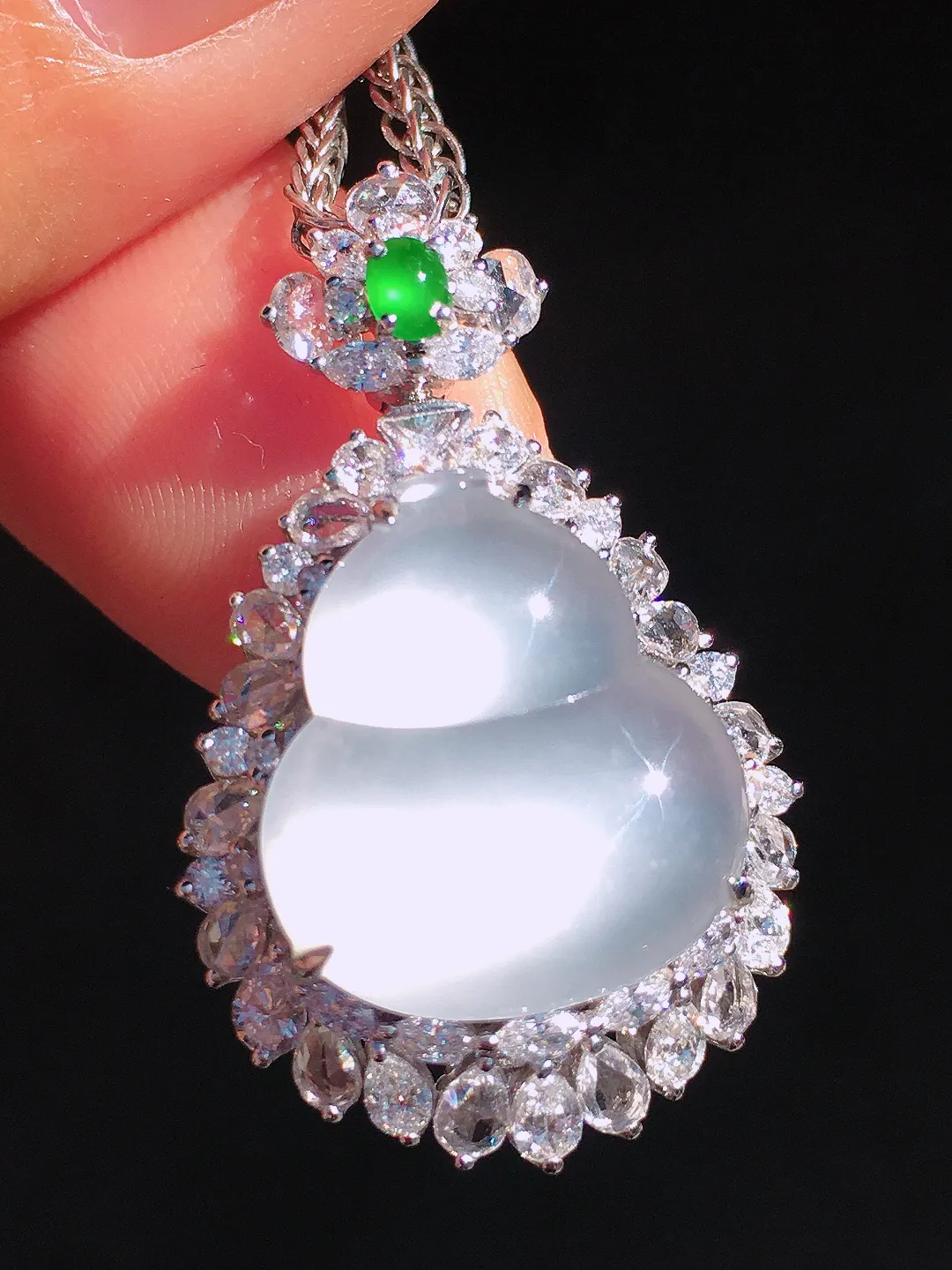 冰种葫芦吊坠，玉质细腻，荧光感超
强，饱满圆润，尽显优雅气质，18k
金豪华镶嵌