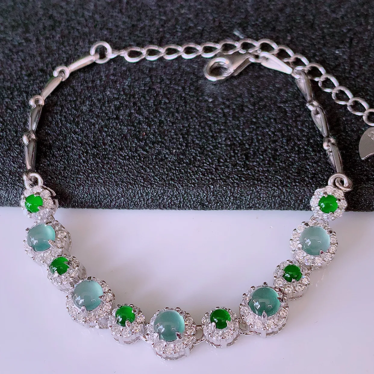 冰透满绿翡翠925银镶嵌手链，自然光实拍，翠色灵动，颜色漂亮，种老水足，品相佳，佩戴佳品！#97.27取一整体6.5*6.5*6裸裸3.5*3.5