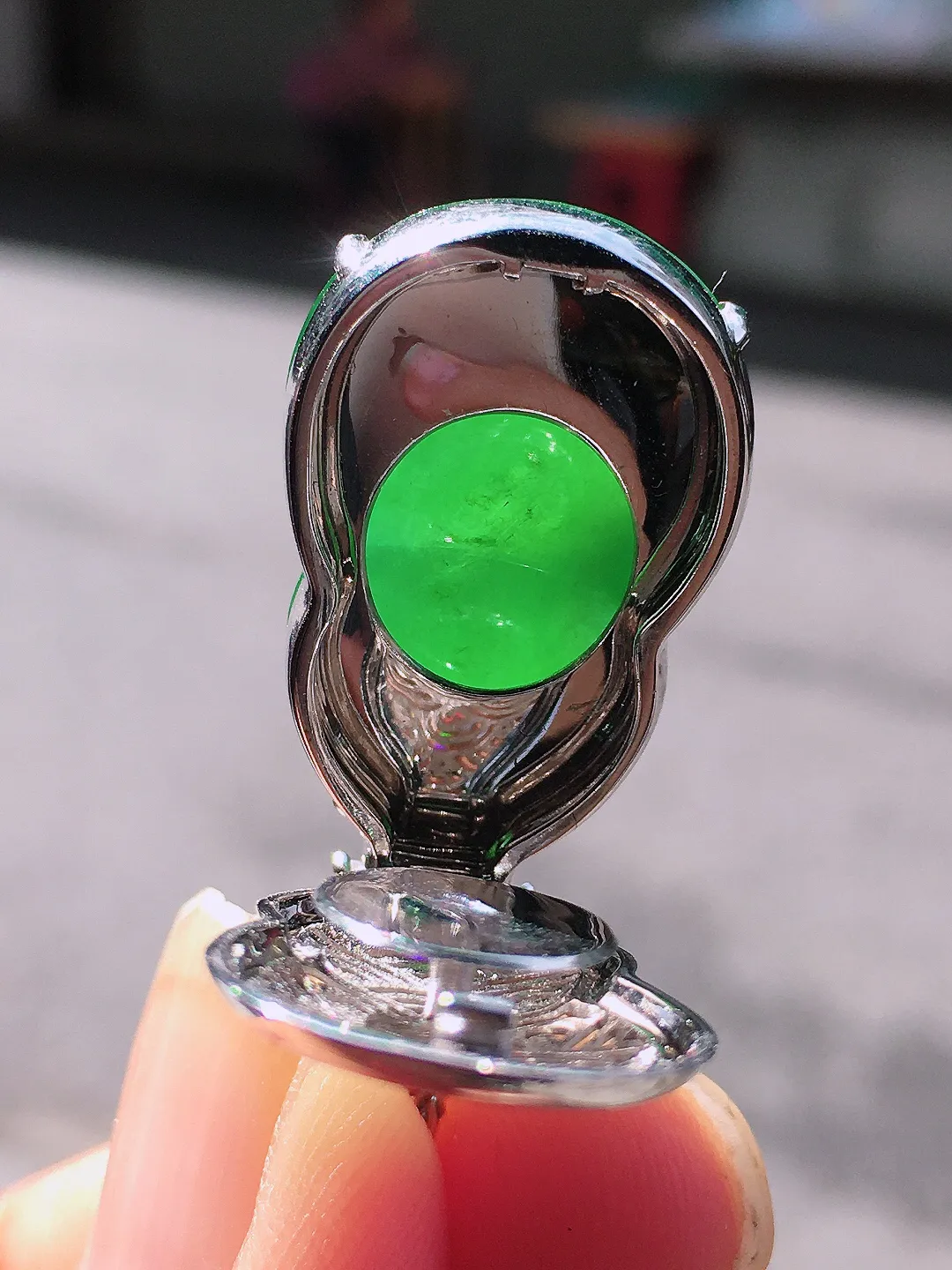 阳绿葫芦吊坠，色泽均匀艳丽，玉质细腻，荧光感超
强，饱满圆润，尽显优雅气质，18k
金豪华镶嵌