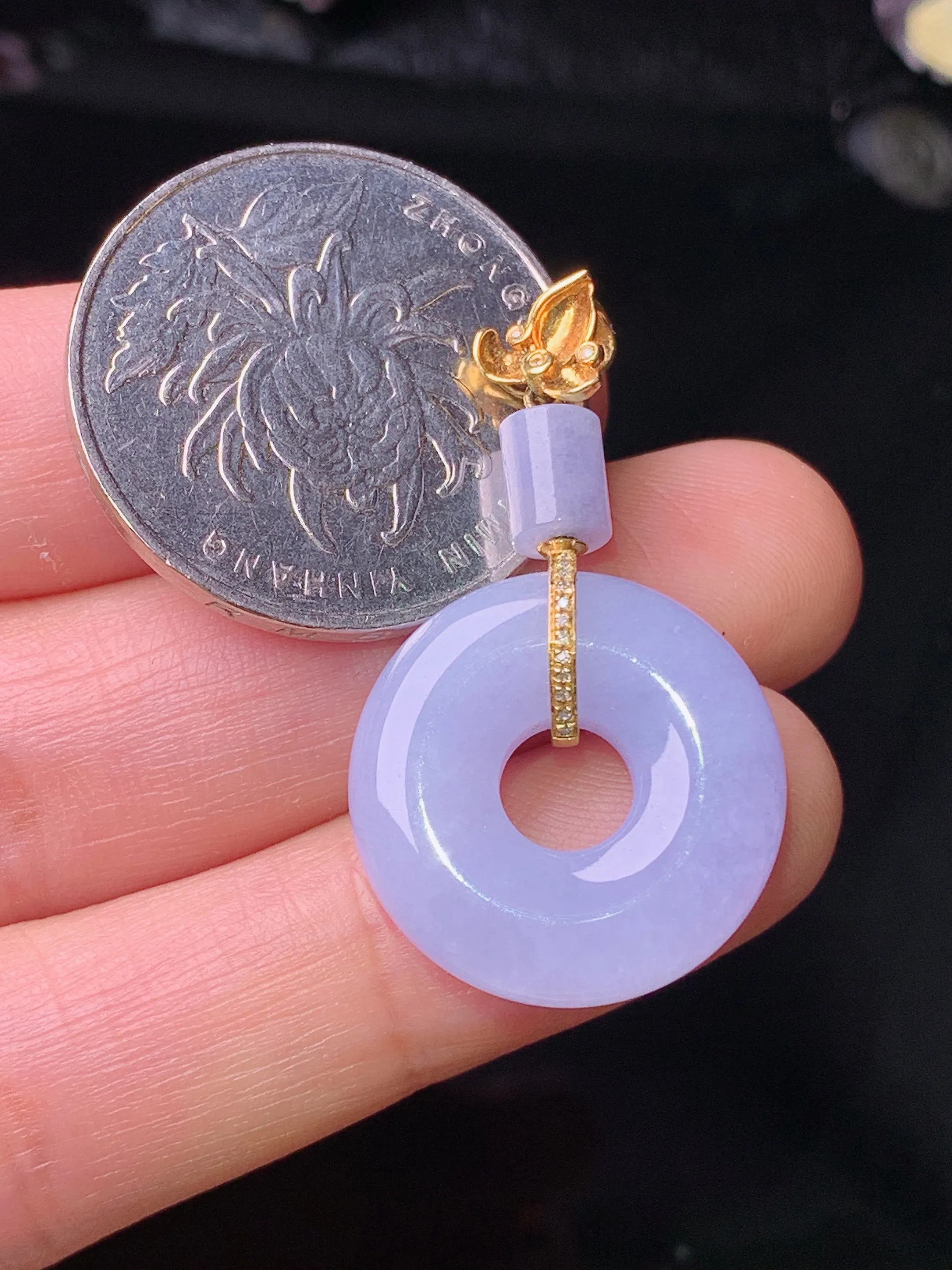 18k金钻镶嵌紫罗兰平安环吊坠 玉质细腻 色泽艳丽清新 整体尺寸33.6*29.5*6