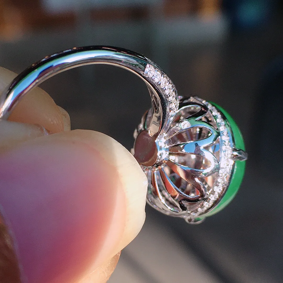 阳绿蛋面戒指，色泽均匀艳丽，玉质细腻，荧光感超
强，饱满圆润，尽显优雅气质，18k
金豪华镶嵌